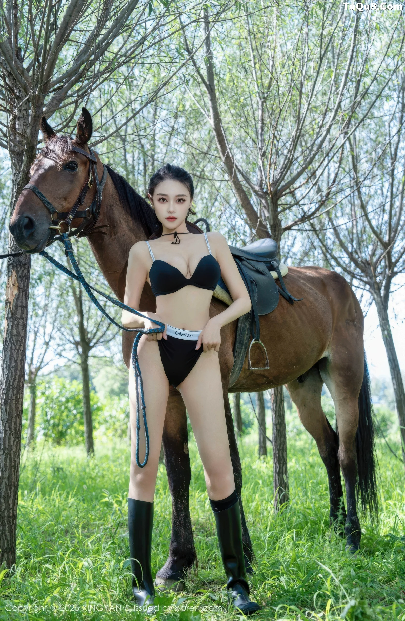 清妙户外性感蓝色衬衫配黑色短裤秀曼妙身姿绝美写真 第 52 张