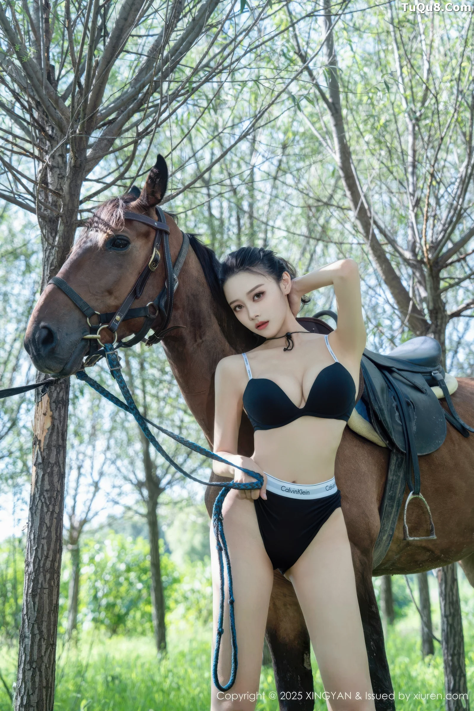 清妙户外性感蓝色衬衫配黑色短裤秀曼妙身姿绝美写真 第 53 张