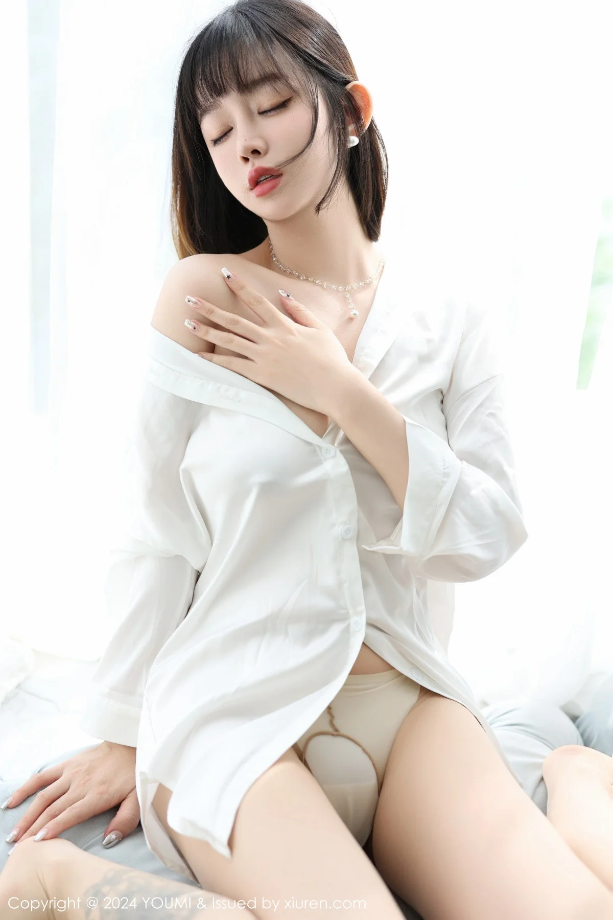王雨纯私房性感白色衬衫配超薄肉丝秀曼妙身姿完美绝美写真 第 32 张