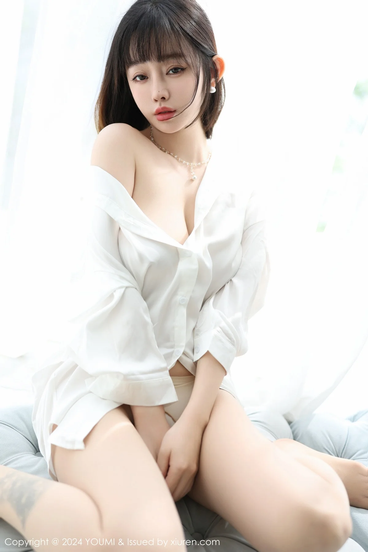 王雨纯私房性感白色衬衫配超薄肉丝秀曼妙身姿完美绝美写真 第 33 张
