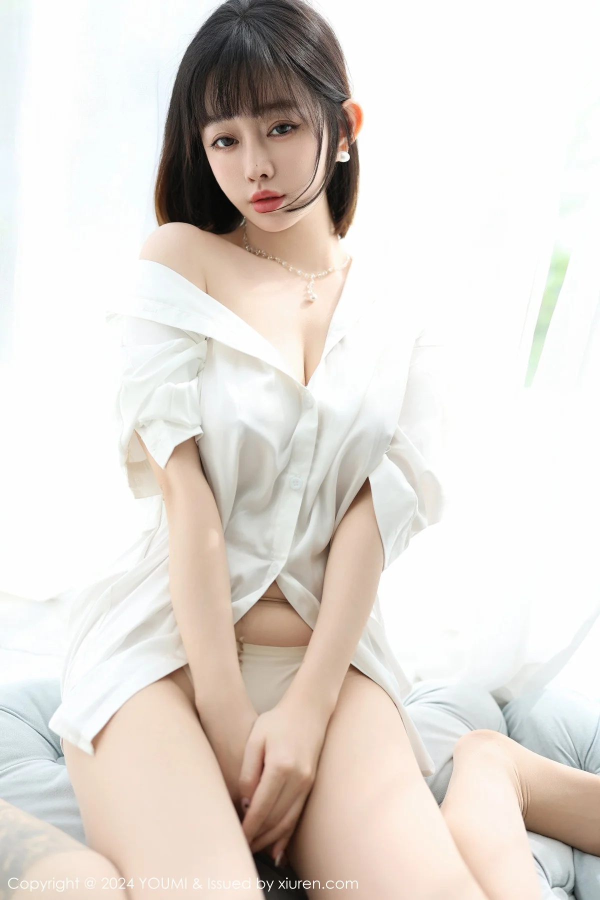 王雨纯私房性感白色衬衫配超薄肉丝秀曼妙身姿完美绝美写真 第 39 张