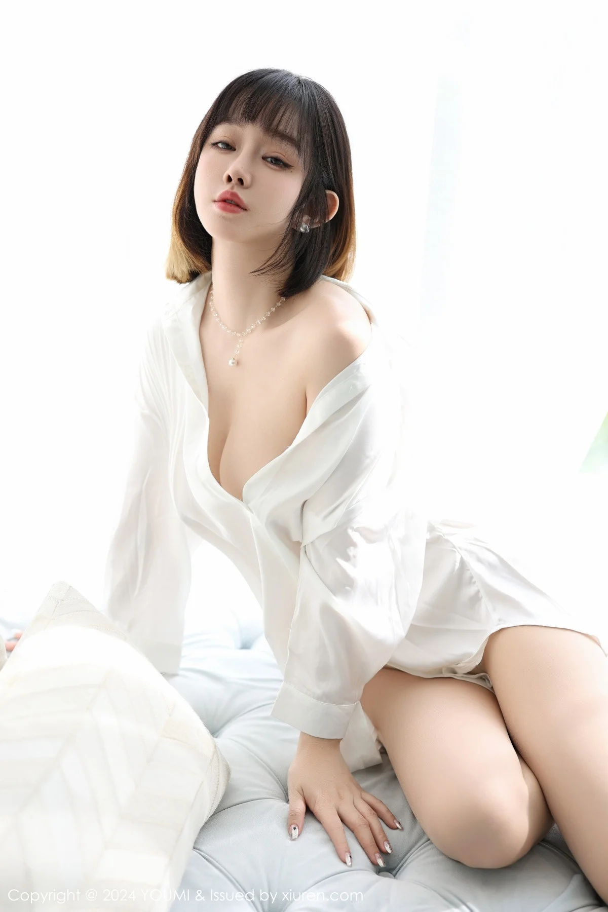 王雨纯私房性感白色衬衫配超薄肉丝秀曼妙身姿完美绝美写真 第 8 张