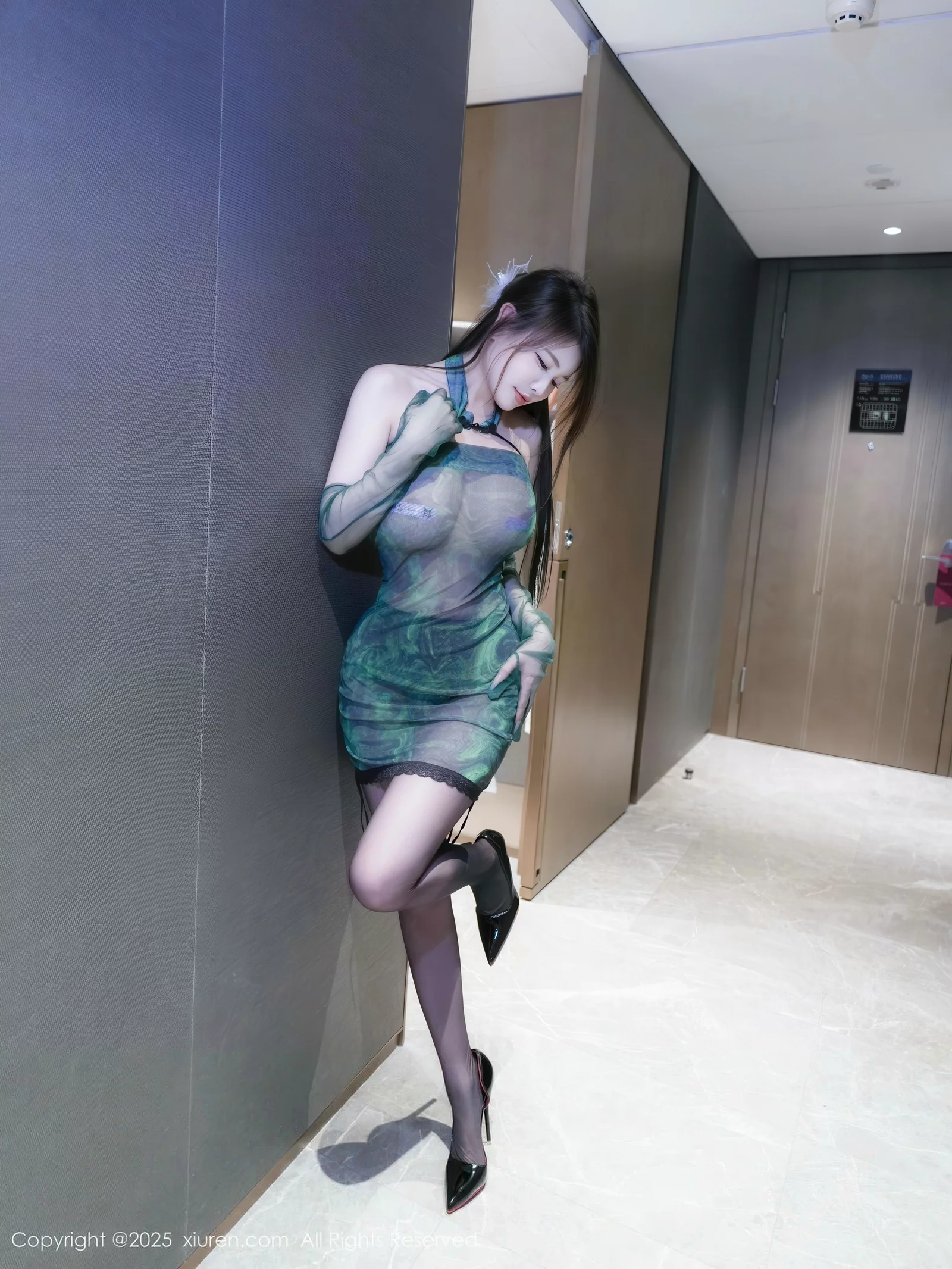 甜妮性感绿色薄透连衣短裙配超薄黑丝秀丰腴身姿绝美写真 第 2 张