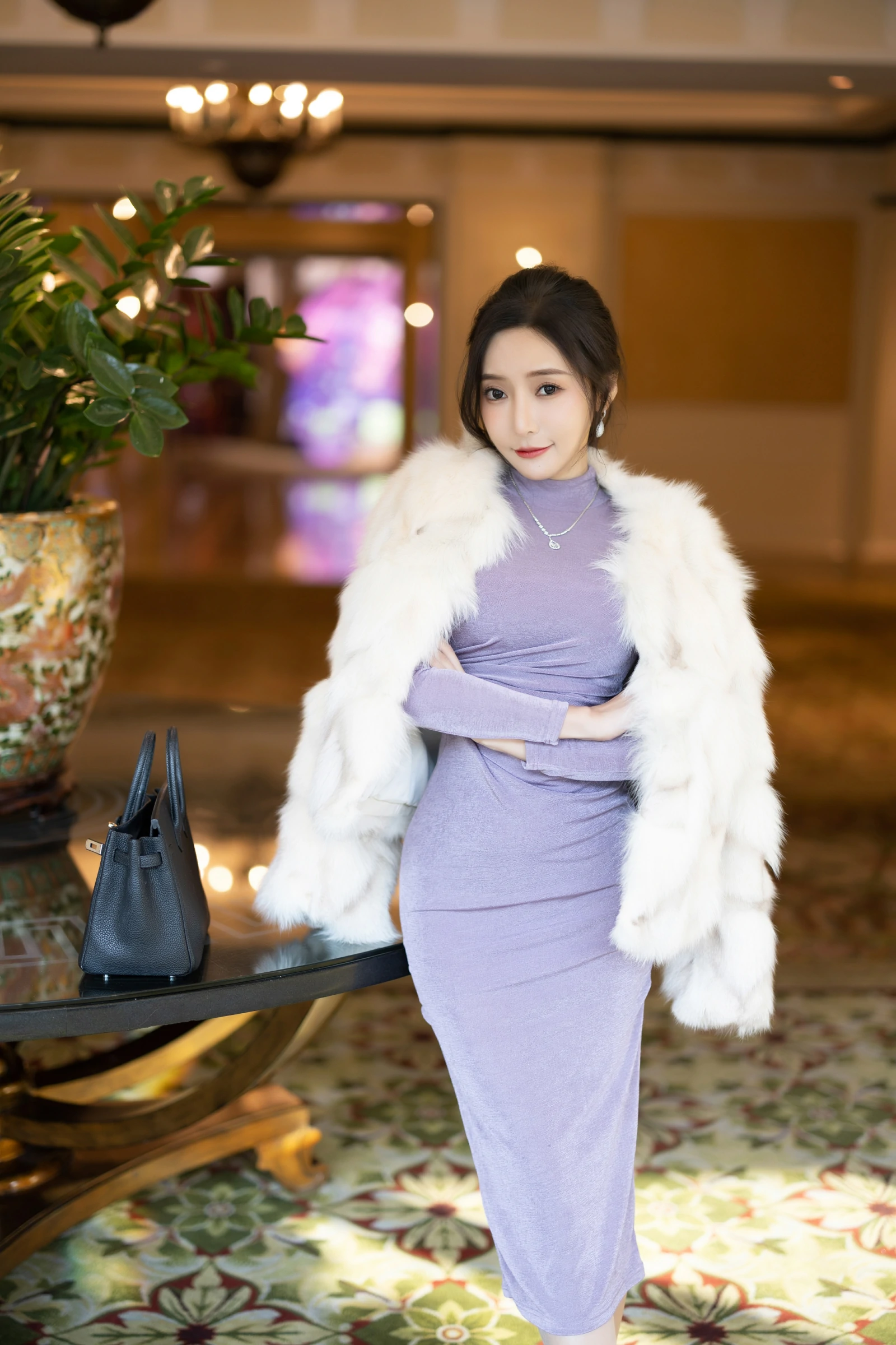 [秀人付费] 王馨瑶Yanni 诱人私拍福利 皮草紫色裙子 第 1 张