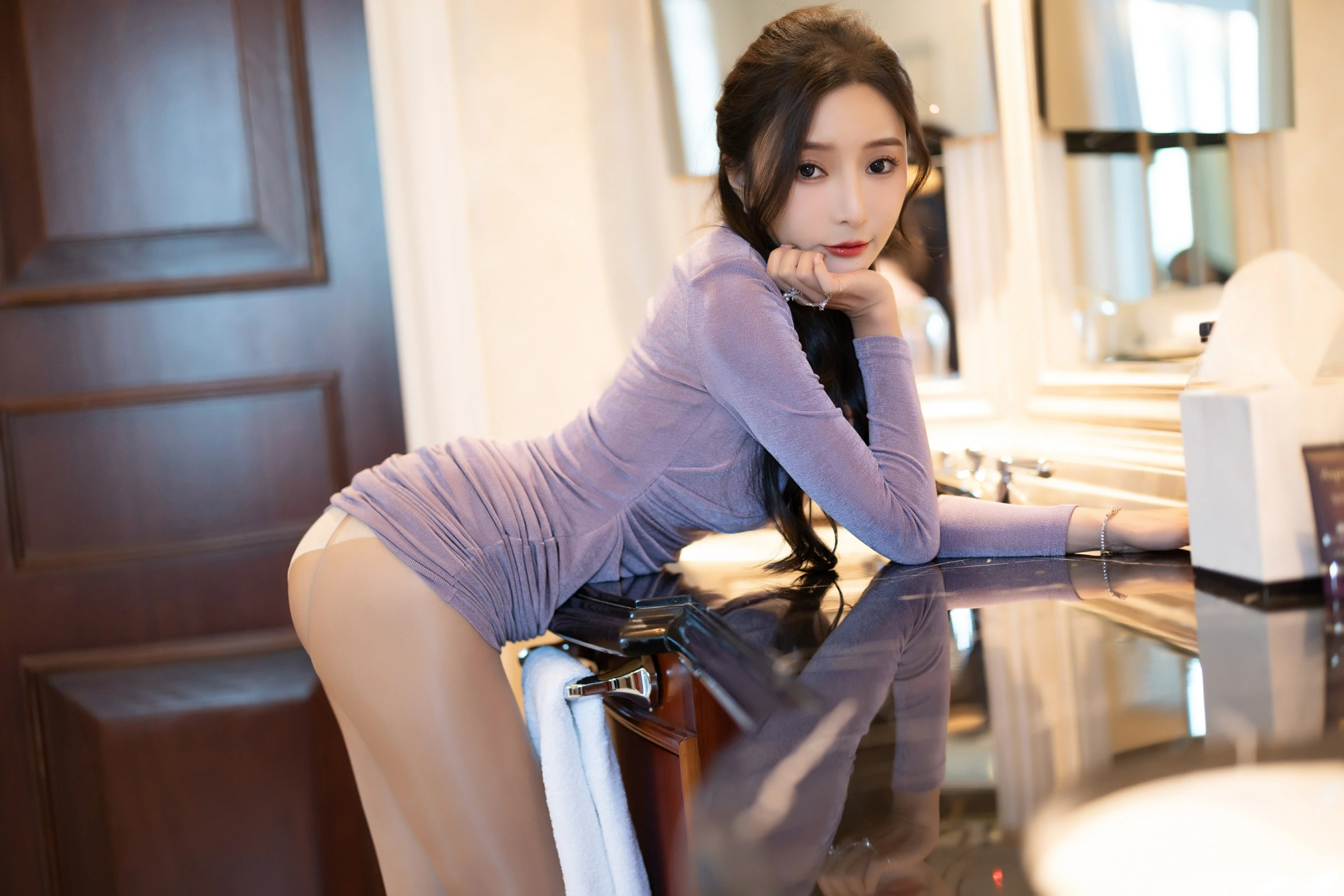 [秀人付费] 王馨瑶Yanni 诱人私拍福利 皮草紫色裙子 第 13 张