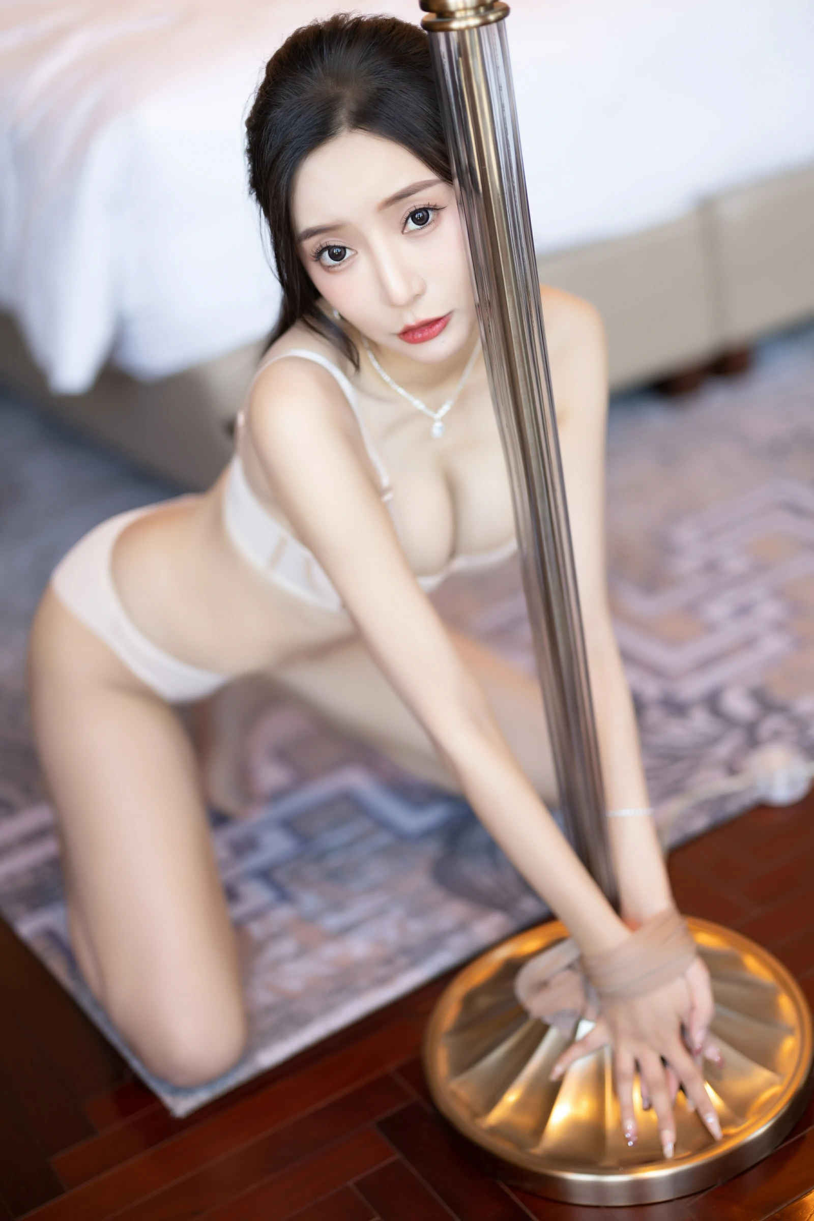 [秀人付费] 王馨瑶Yanni 诱人私拍福利 皮草紫色裙子 第 63 张