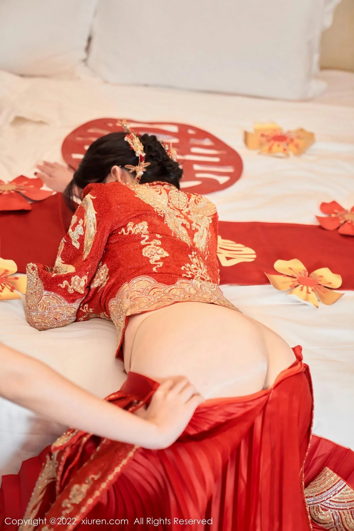 周于希Sally私房脱新娘装露红色蕾丝内衣超薄肉丝绝美写真 第 2 张