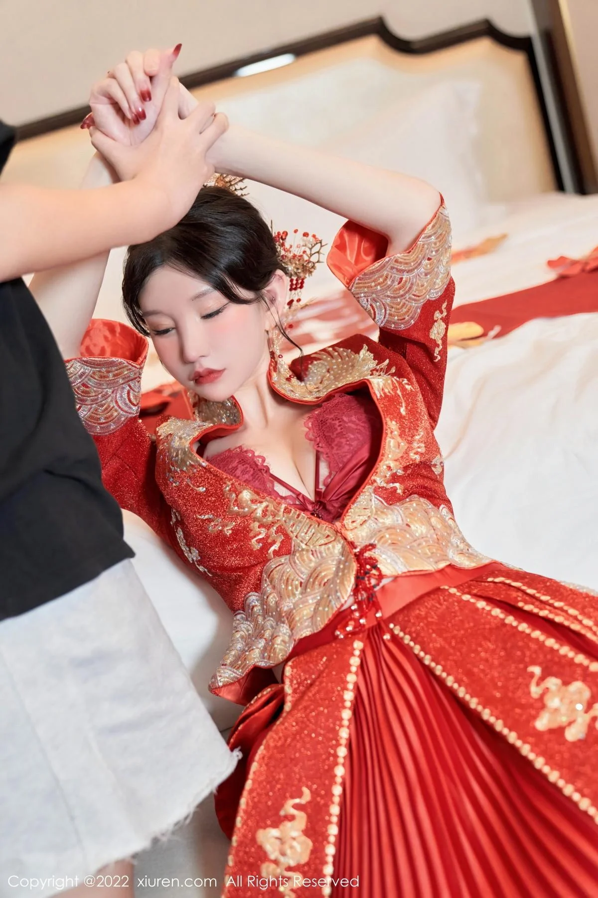 周于希Sally私房脱新娘装露红色蕾丝内衣超薄肉丝绝美写真 第 36 张