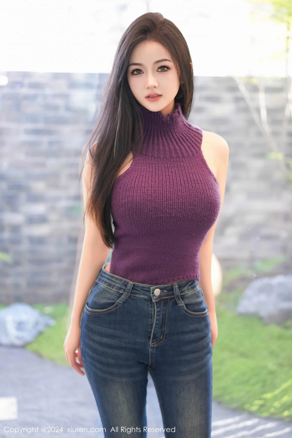 谭小灵性感紫色上衣配牛仔裤露超薄肉丝秀丰腴身姿绝美写真 第 1 张