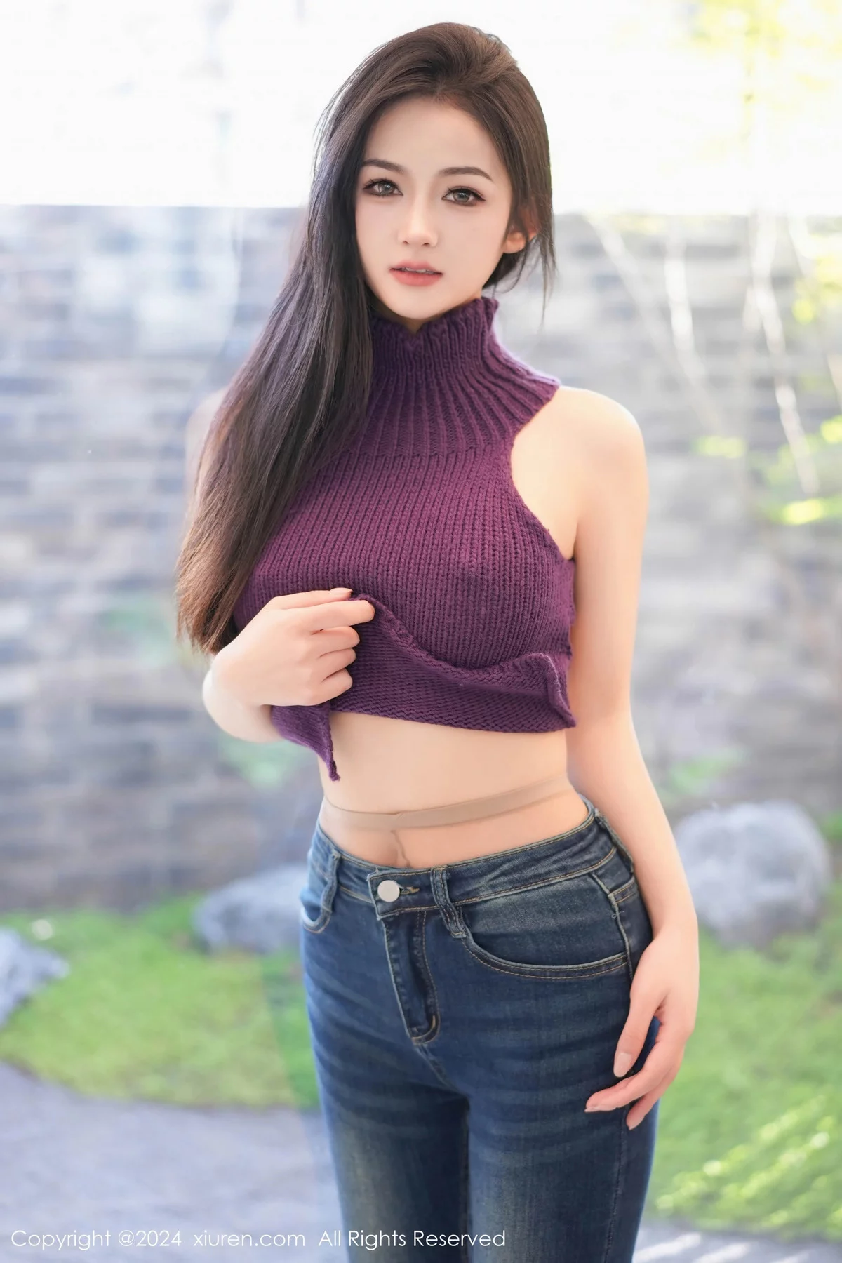 谭小灵性感紫色上衣配牛仔裤露超薄肉丝秀丰腴身姿绝美写真 第 2 张