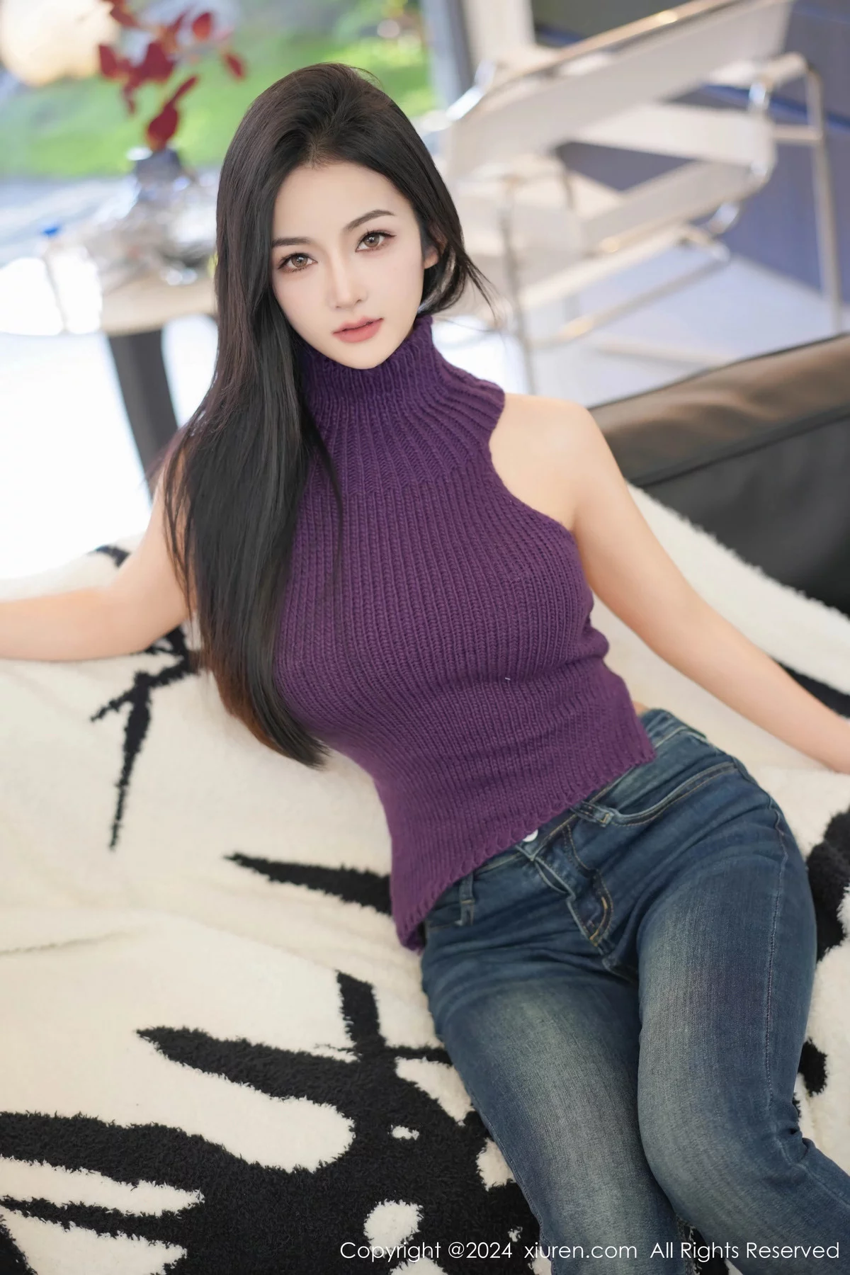 谭小灵性感紫色上衣配牛仔裤露超薄肉丝秀丰腴身姿绝美写真 第 4 张