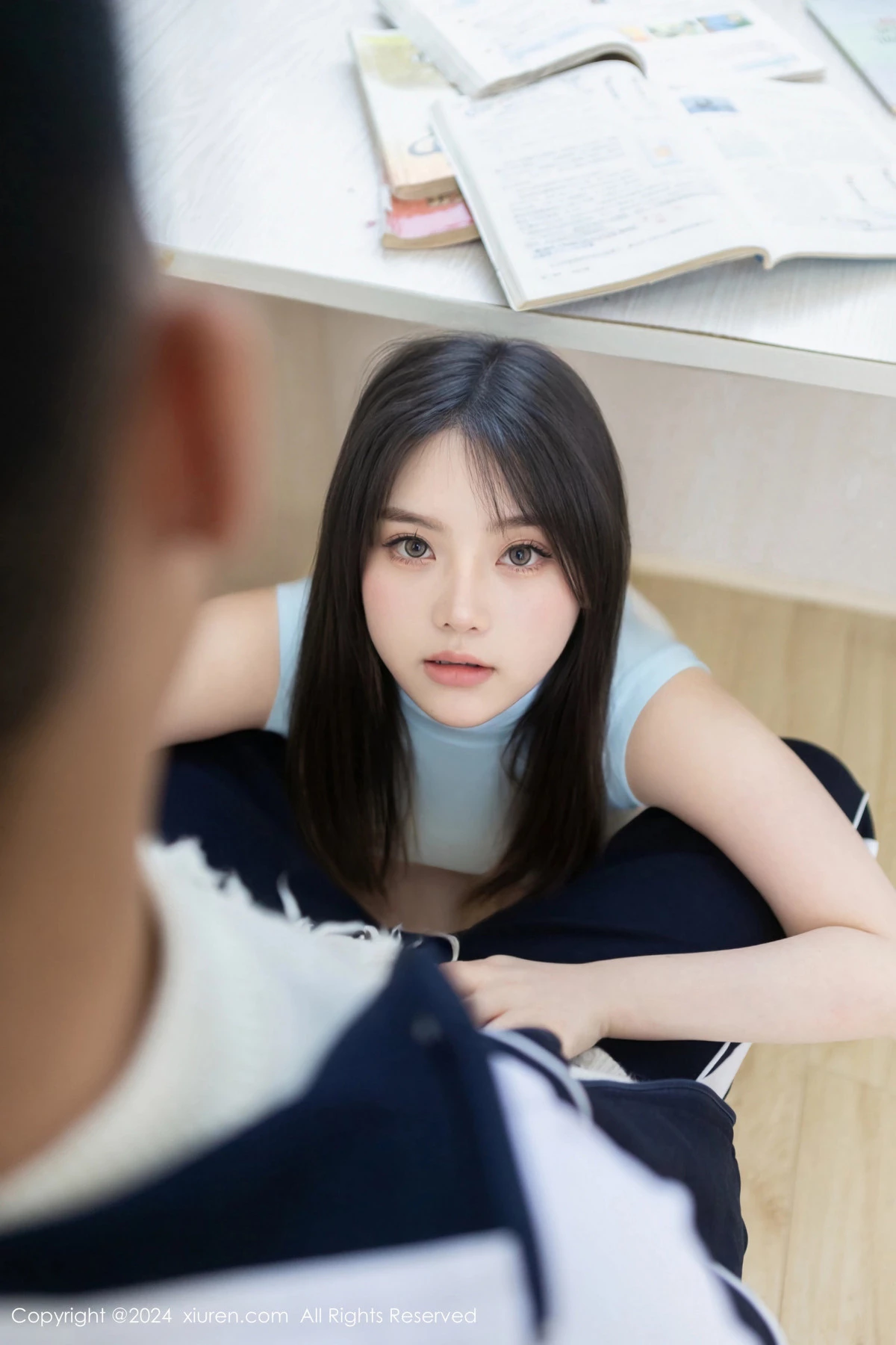 豆瓣酱性感浅蓝上衣配白短裙露超薄肉丝秀丰满身材绝美写真 第 101 张
