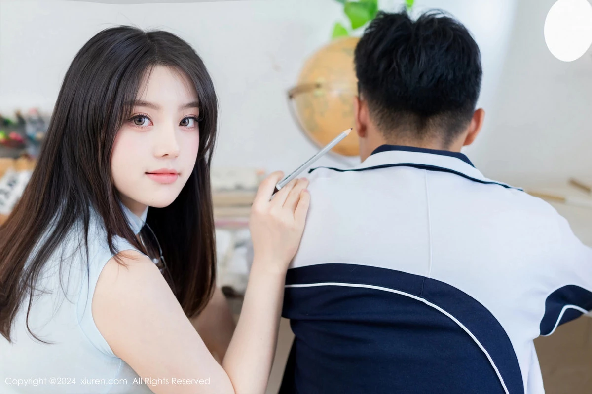 豆瓣酱性感浅蓝上衣配白短裙露超薄肉丝秀丰满身材绝美写真 第 18 张