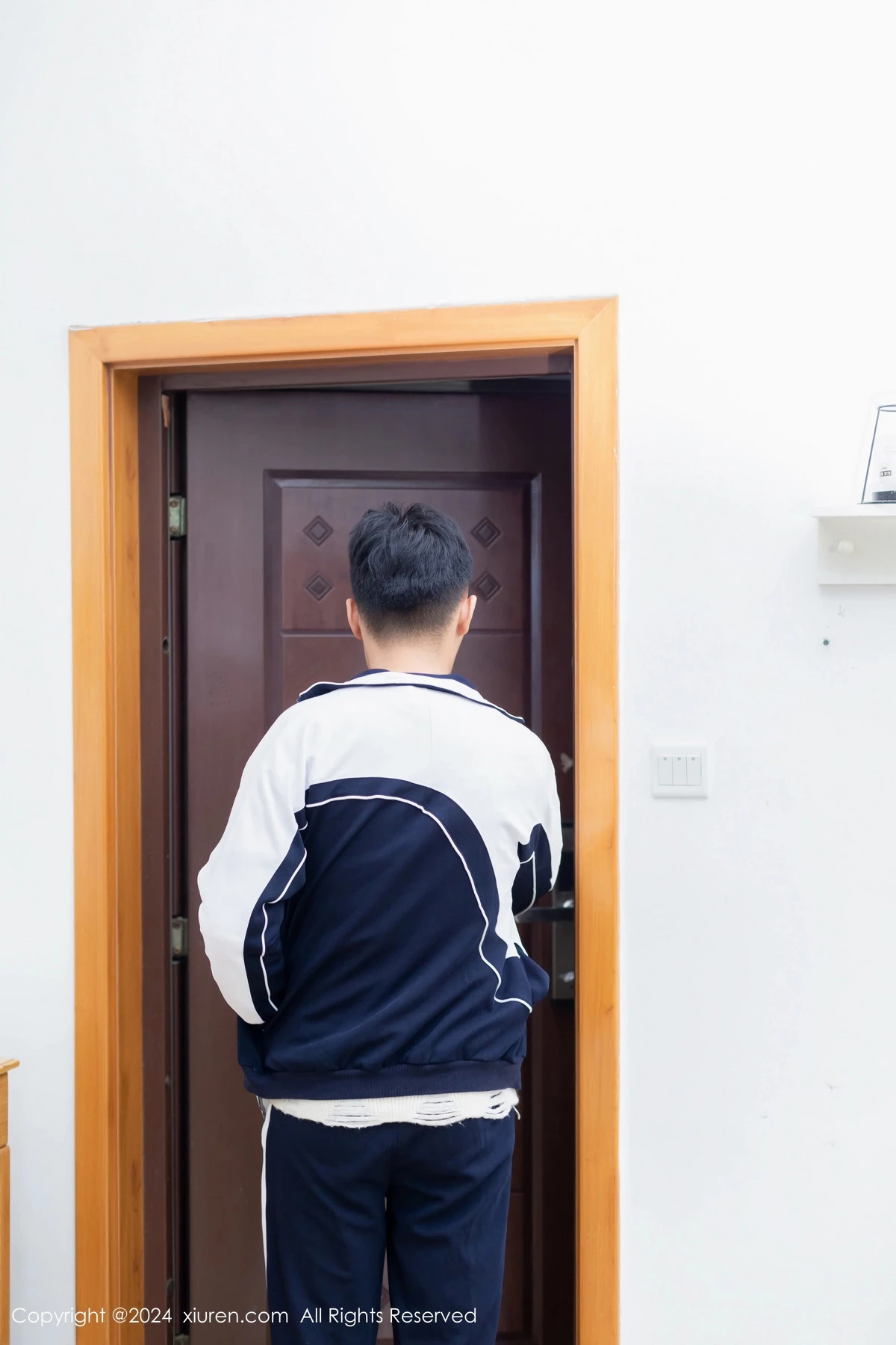 豆瓣酱性感浅蓝上衣配白短裙露超薄肉丝秀丰满身材绝美写真 第 8 张