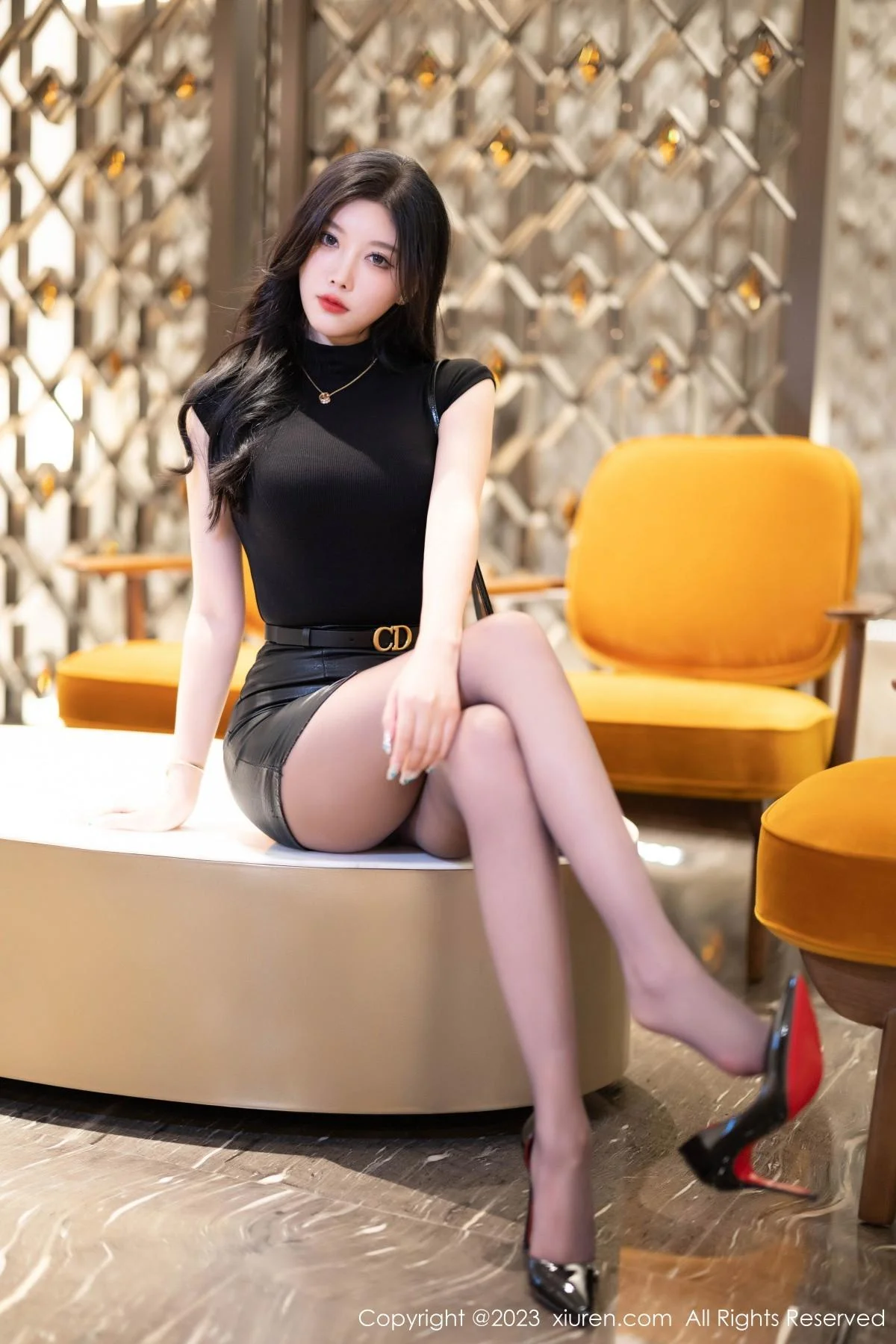 杨晨晨Yome性感黑色上衣配黑短裙露超薄无内黑丝魅惑写真 第 5 张