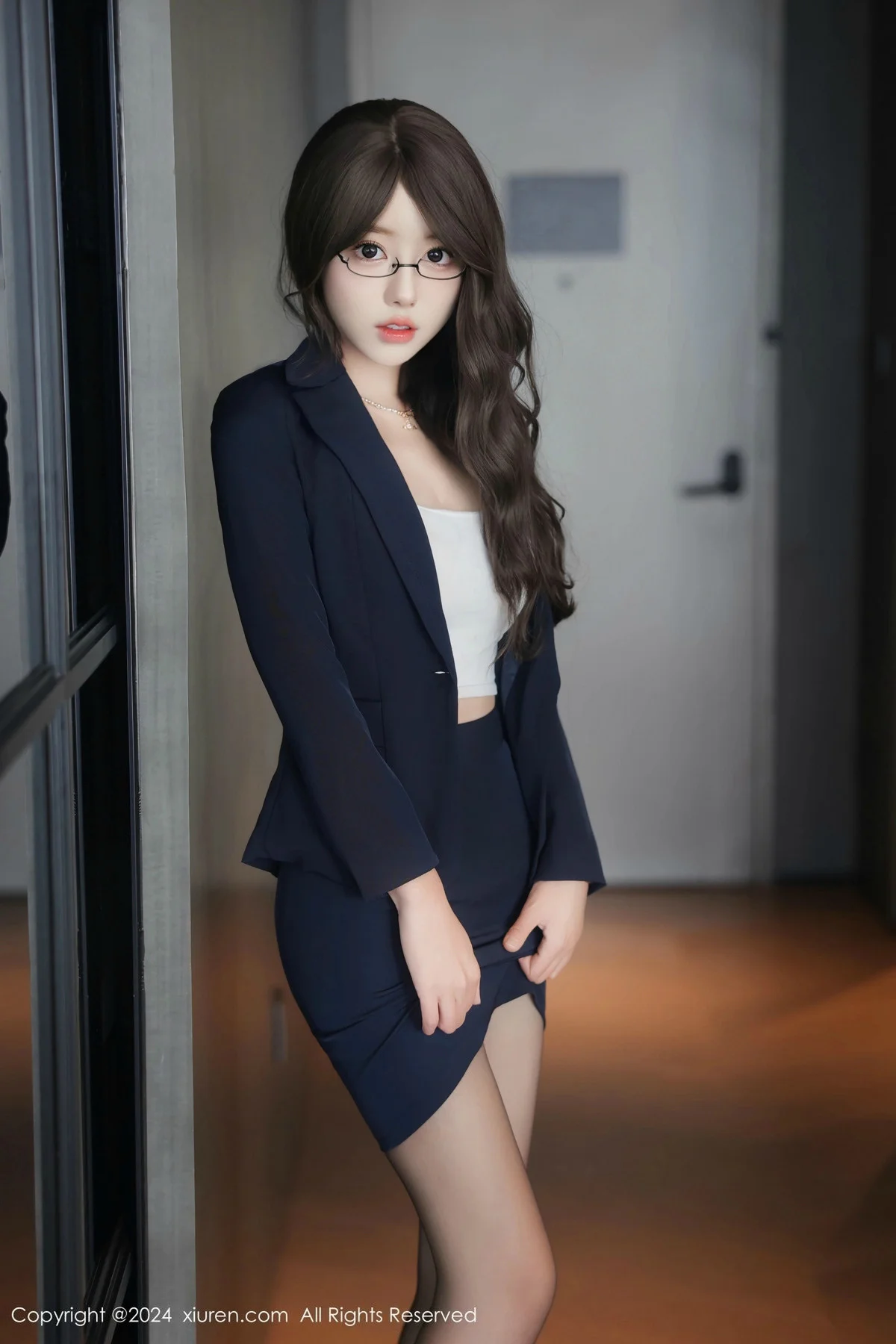 桃妖夭性感OL服饰露白色内衣配超薄黑丝秀曼妙身姿绝美写真 第 3 张