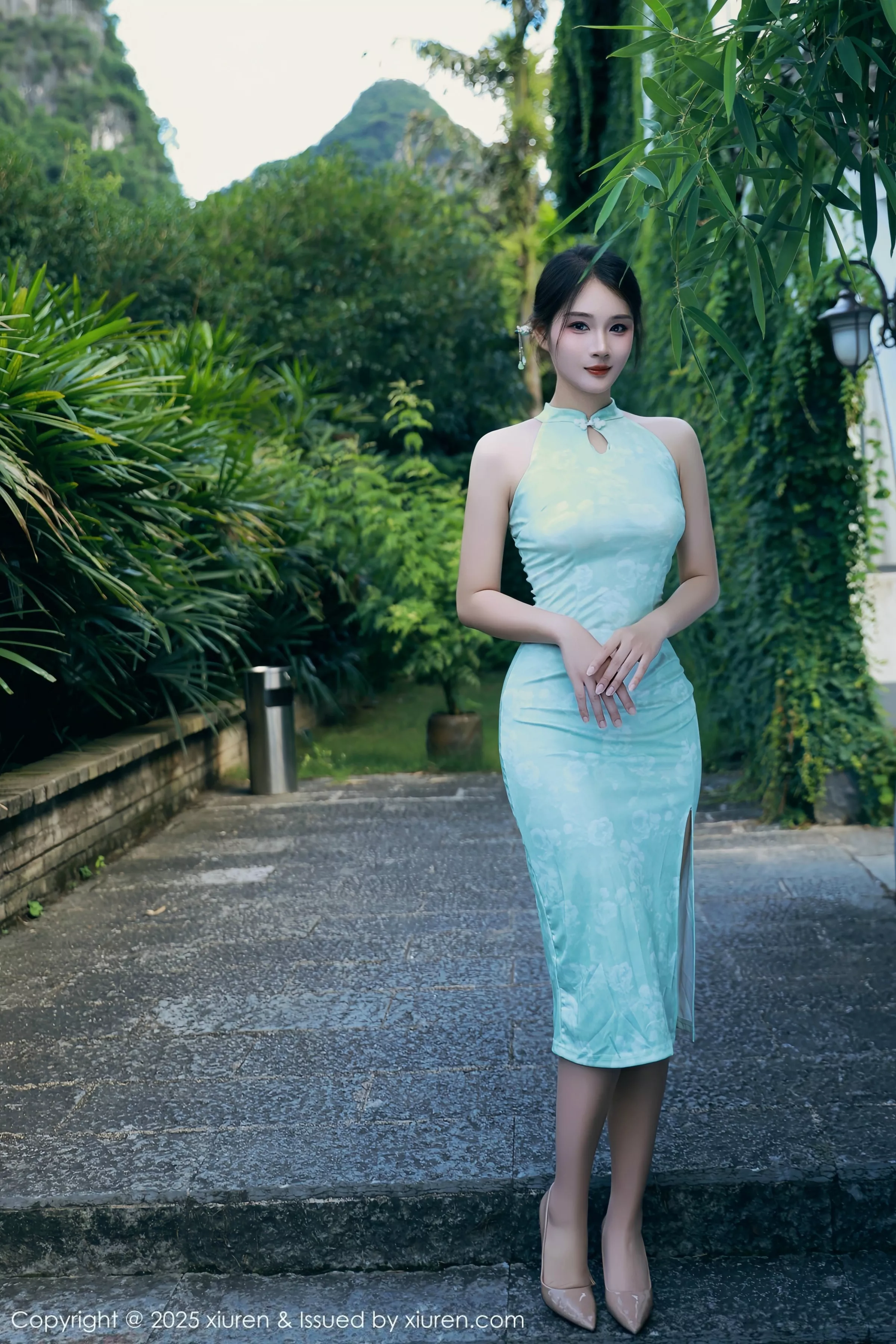 南乔性感浅绿色旗袍服饰配超薄无内肉丝秀完美身材绝美写真 第 12 张