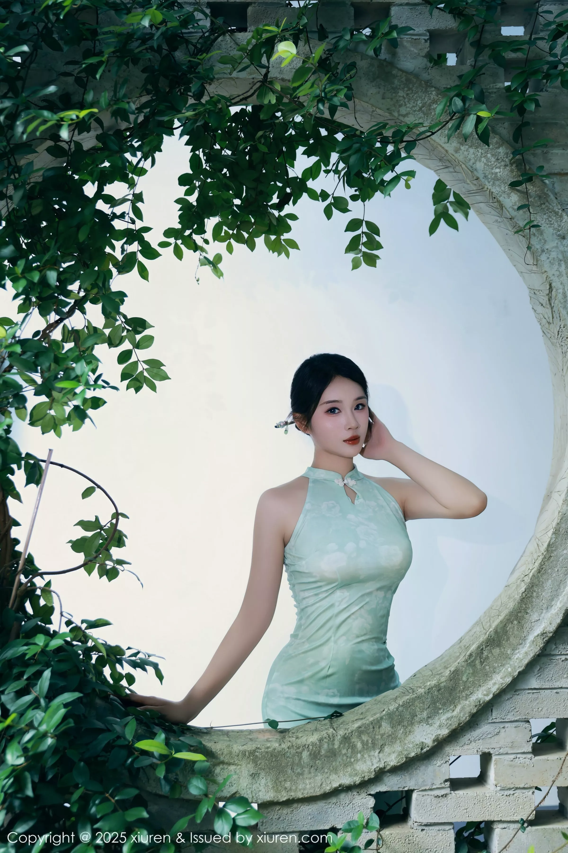 南乔性感浅绿色旗袍服饰配超薄无内肉丝秀完美身材绝美写真 第 122 张