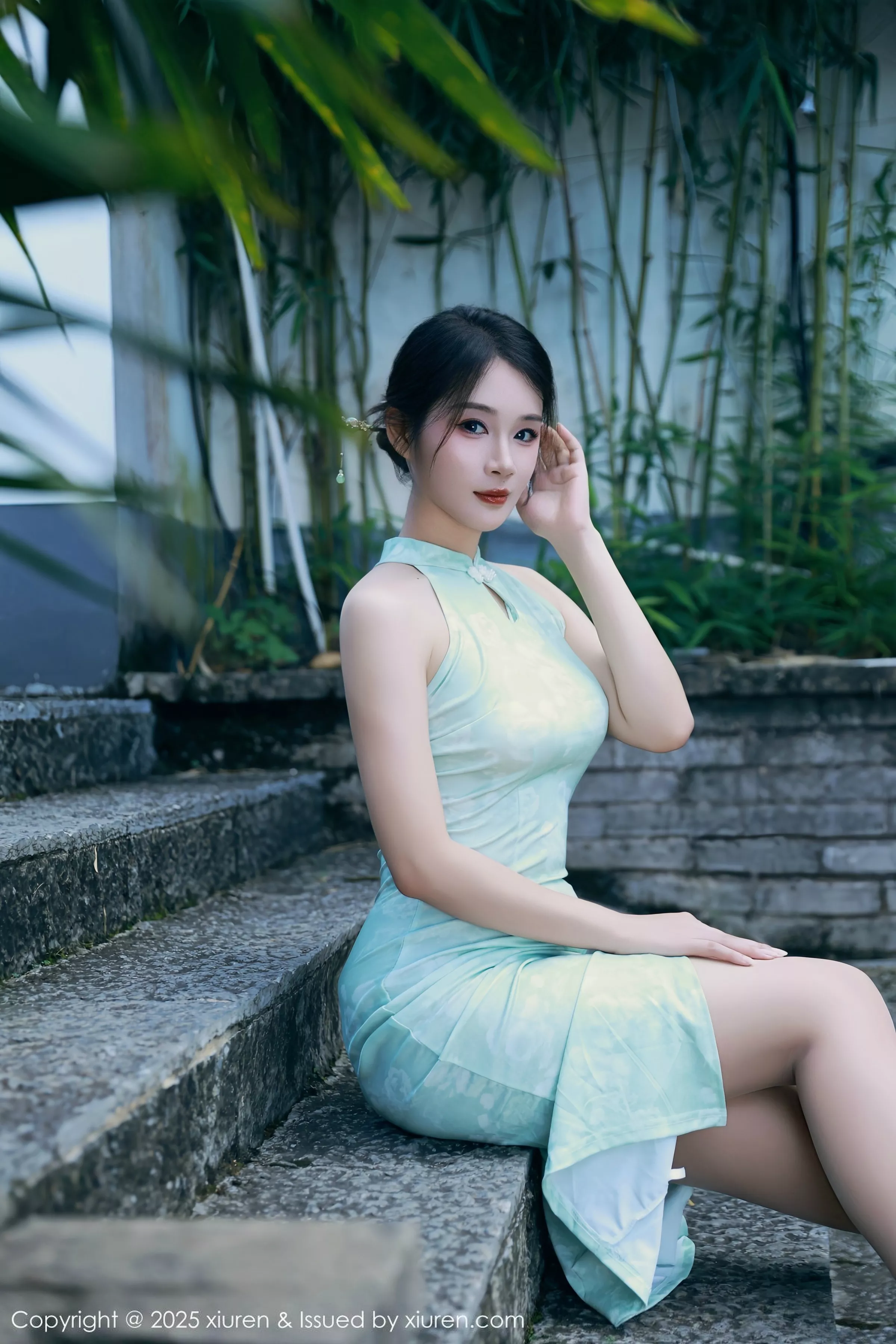 南乔性感浅绿色旗袍服饰配超薄无内肉丝秀完美身材绝美写真 第 19 张