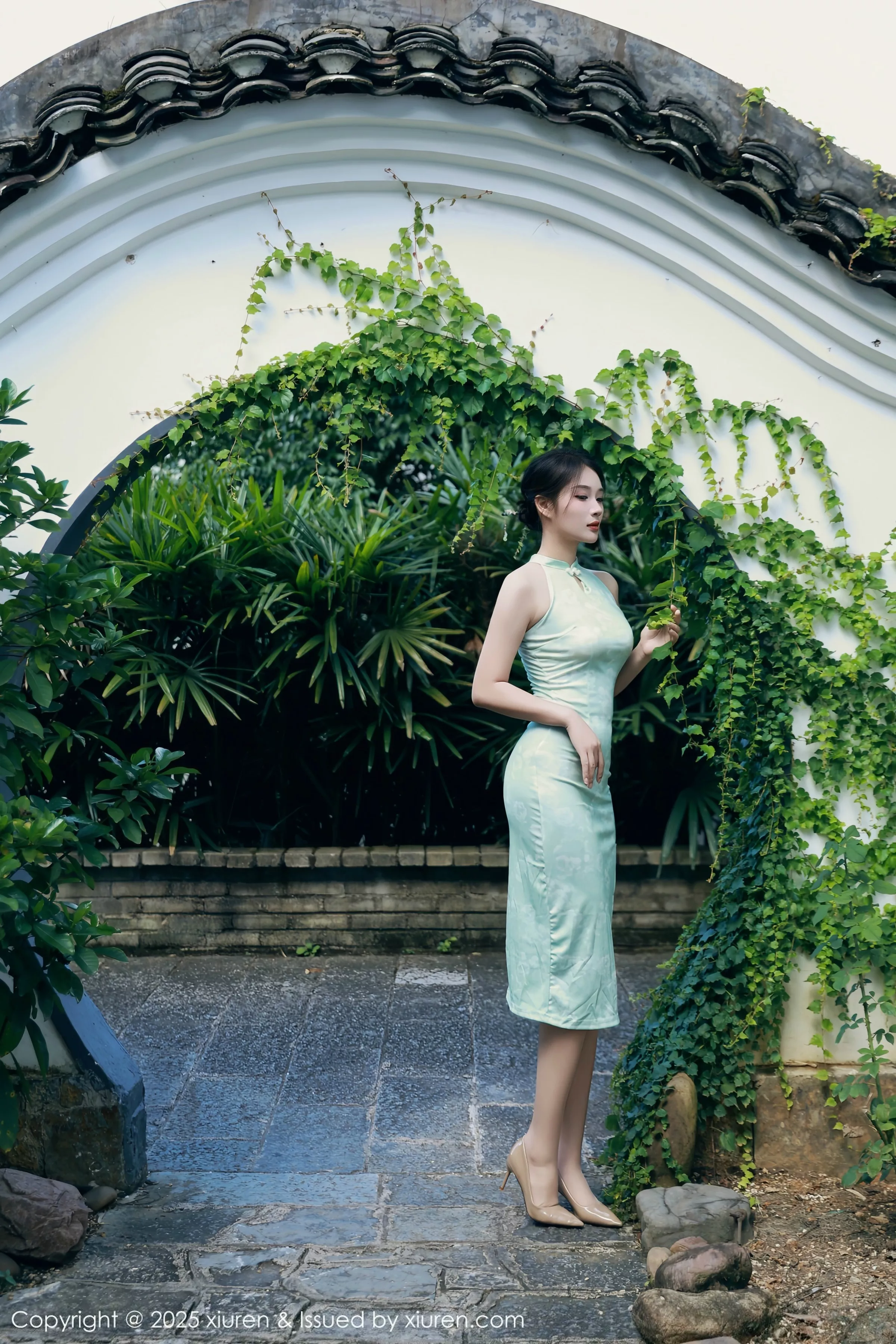 南乔性感浅绿色旗袍服饰配超薄无内肉丝秀完美身材绝美写真 第 2 张