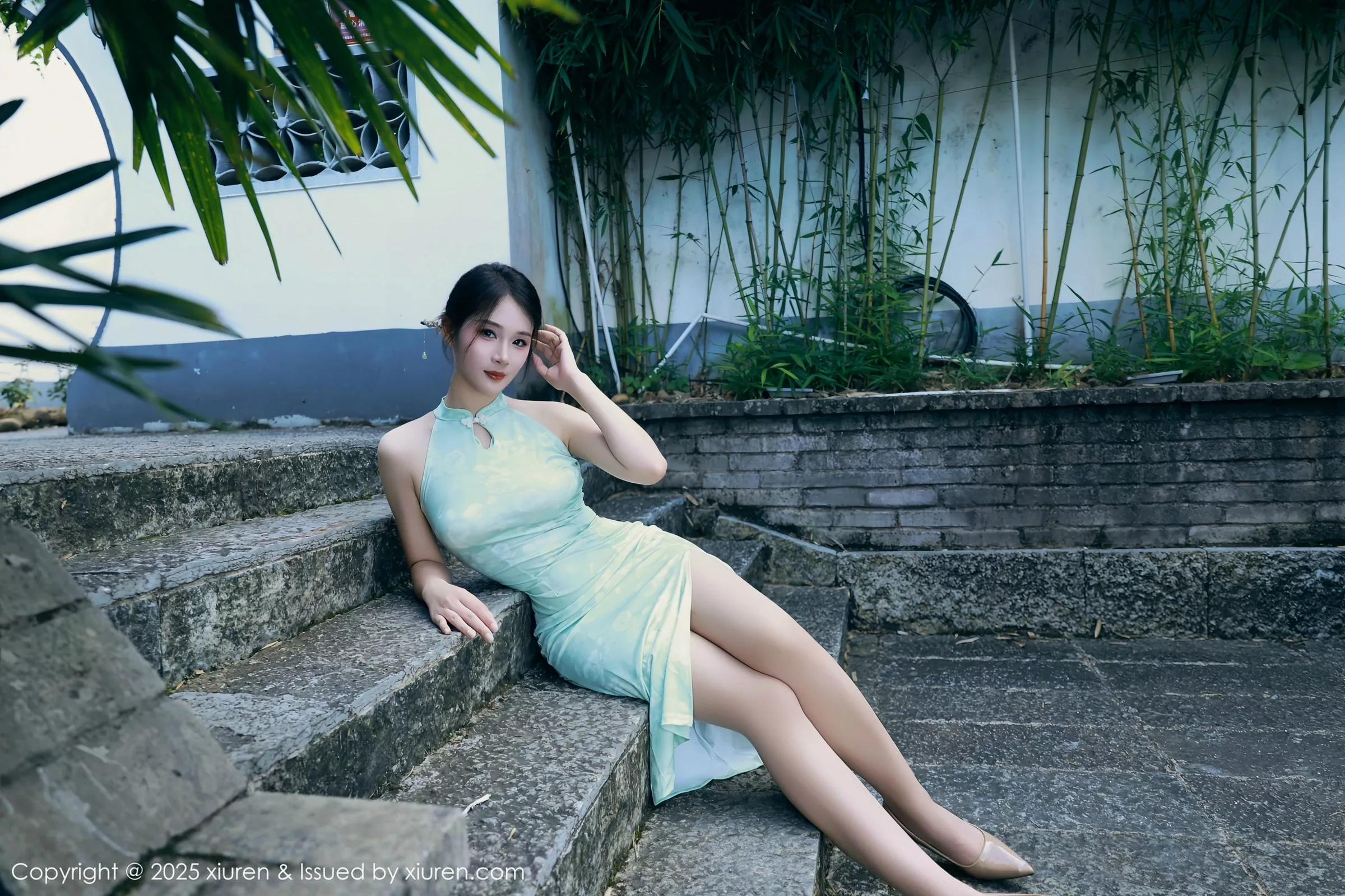 南乔性感浅绿色旗袍服饰配超薄无内肉丝秀完美身材绝美写真 第 21 张