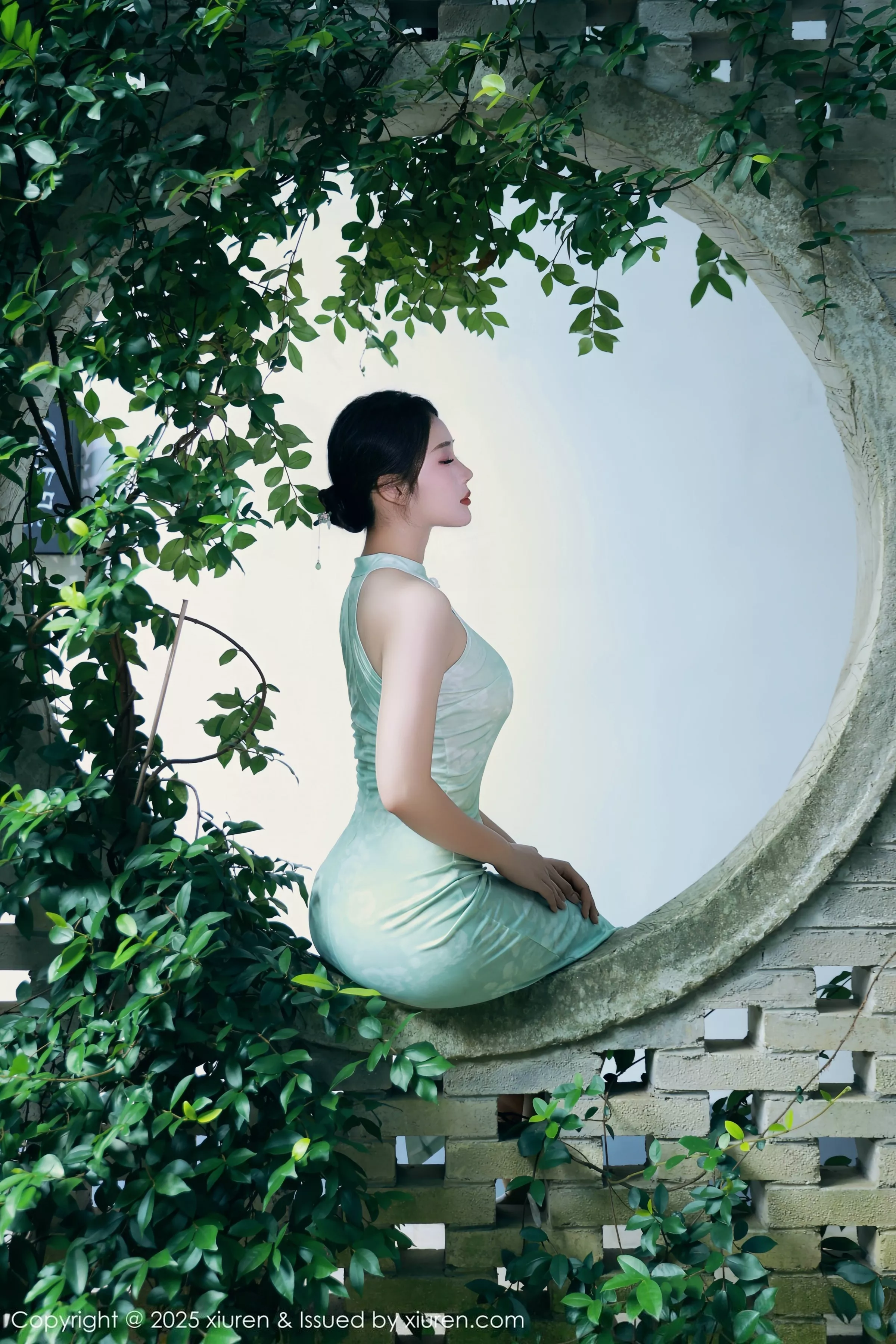 南乔性感浅绿色旗袍服饰配超薄无内肉丝秀完美身材绝美写真 第 25 张
