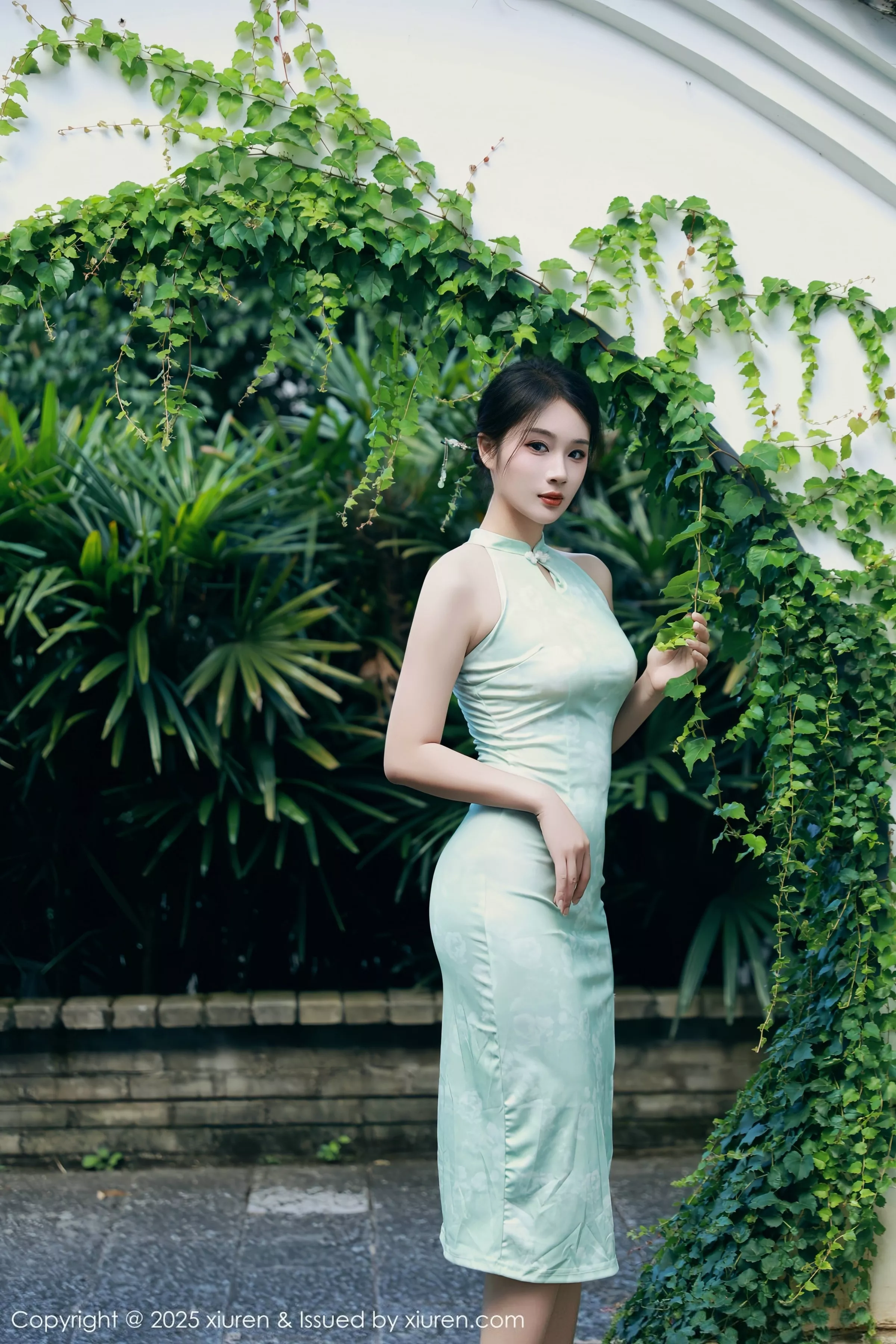 南乔性感浅绿色旗袍服饰配超薄无内肉丝秀完美身材绝美写真 第 3 张