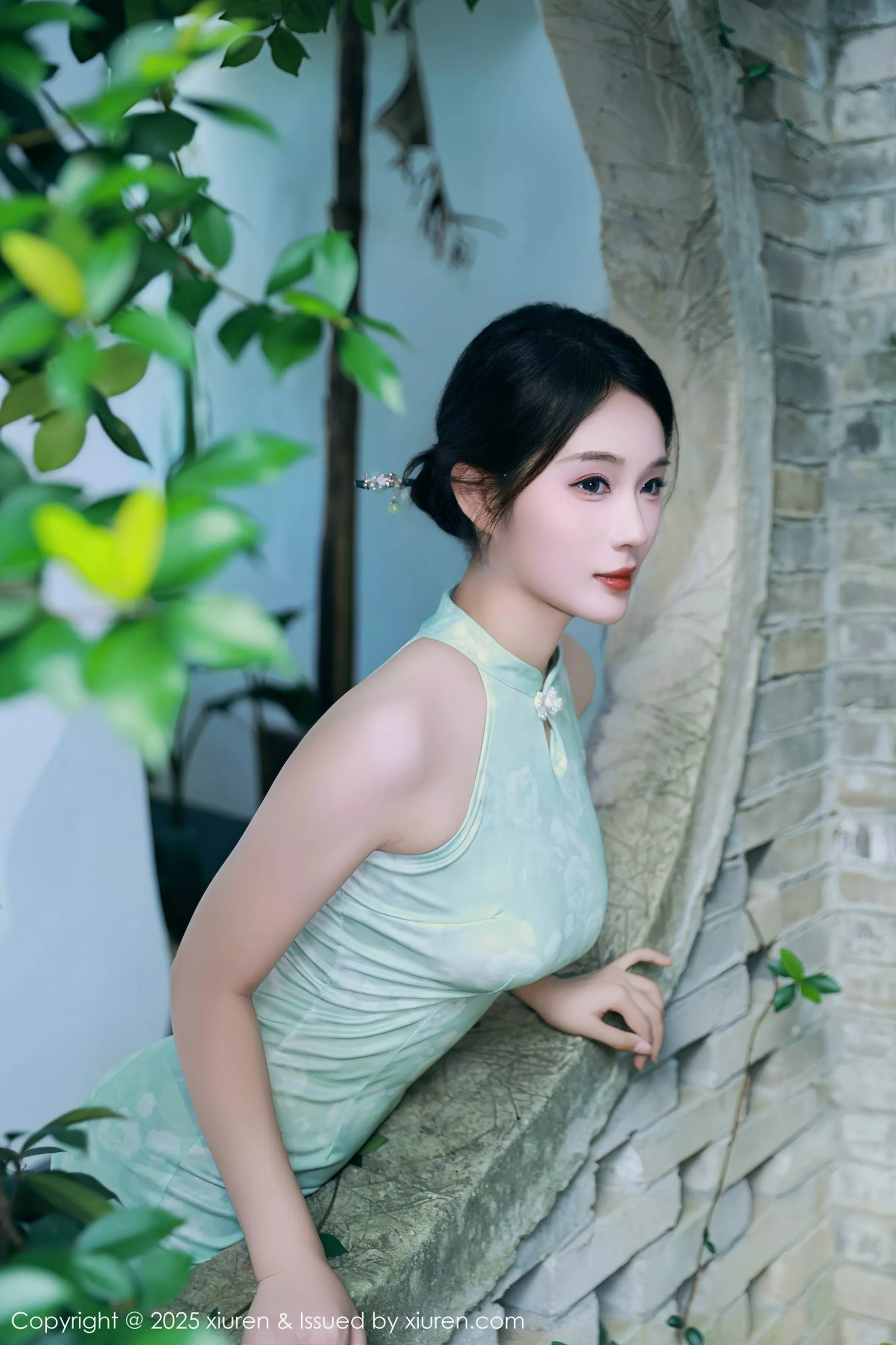 南乔性感浅绿色旗袍服饰配超薄无内肉丝秀完美身材绝美写真 第 32 张