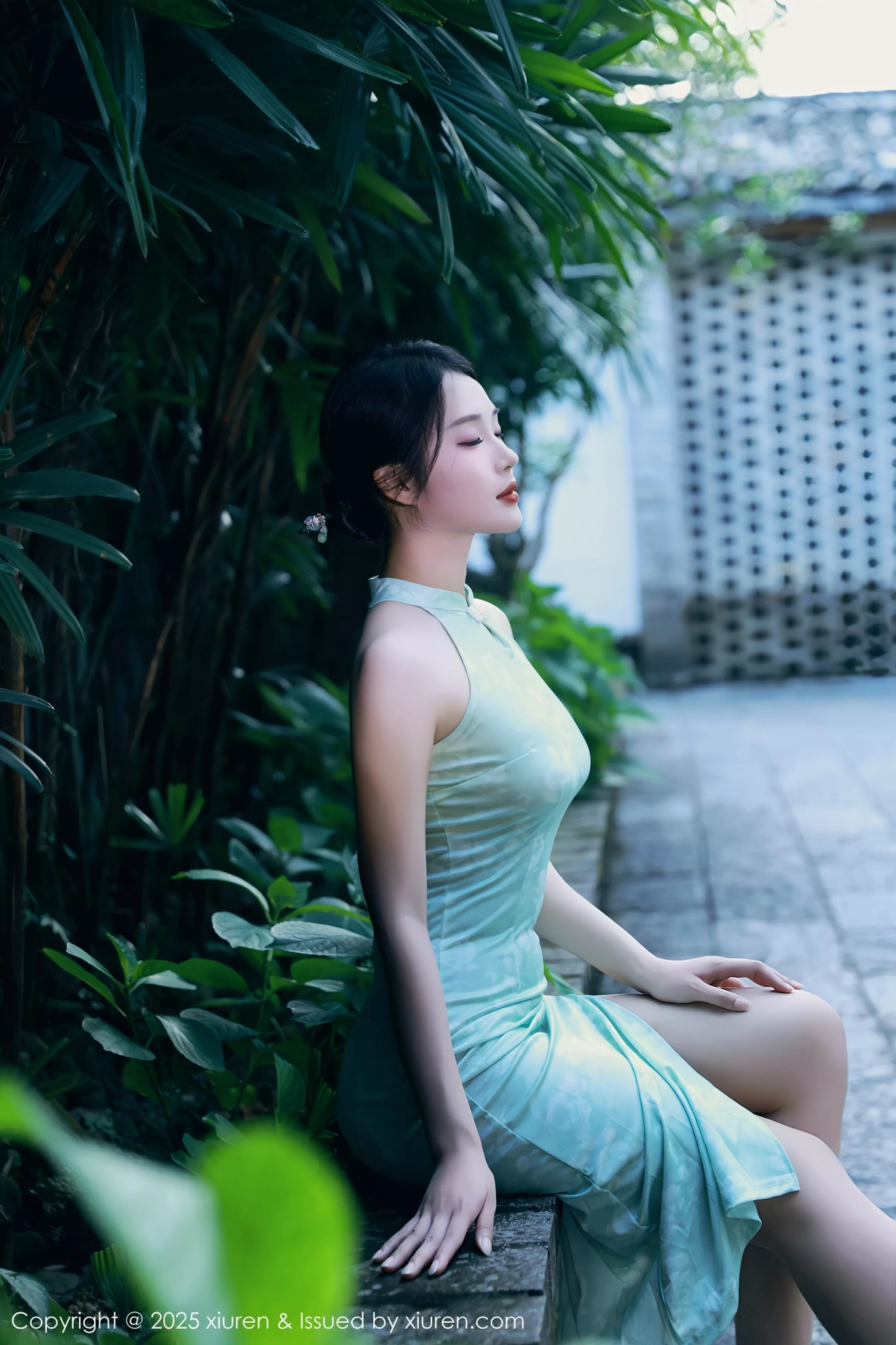 南乔性感浅绿色旗袍服饰配超薄无内肉丝秀完美身材绝美写真 第 34 张