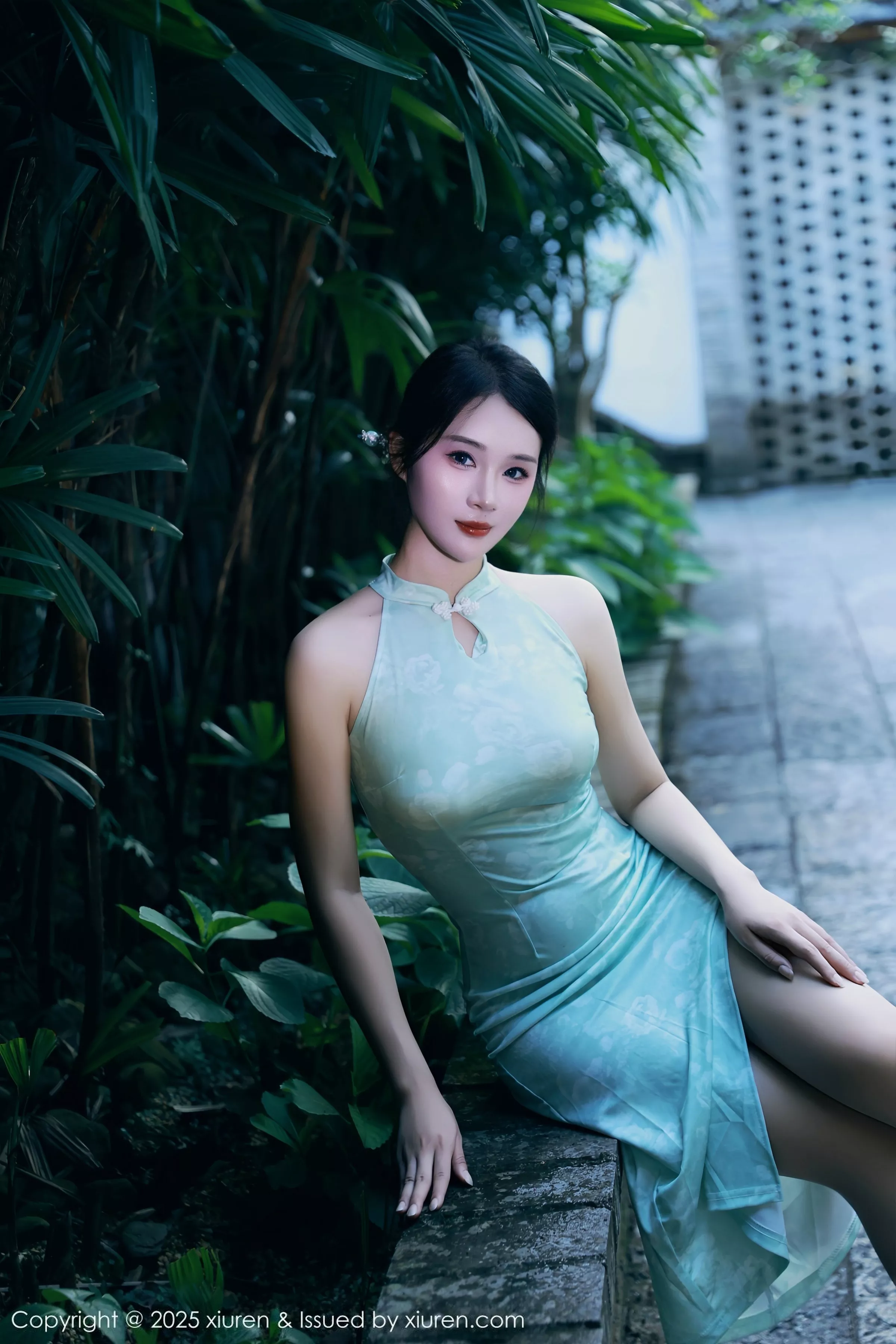 南乔性感浅绿色旗袍服饰配超薄无内肉丝秀完美身材绝美写真 第 36 张