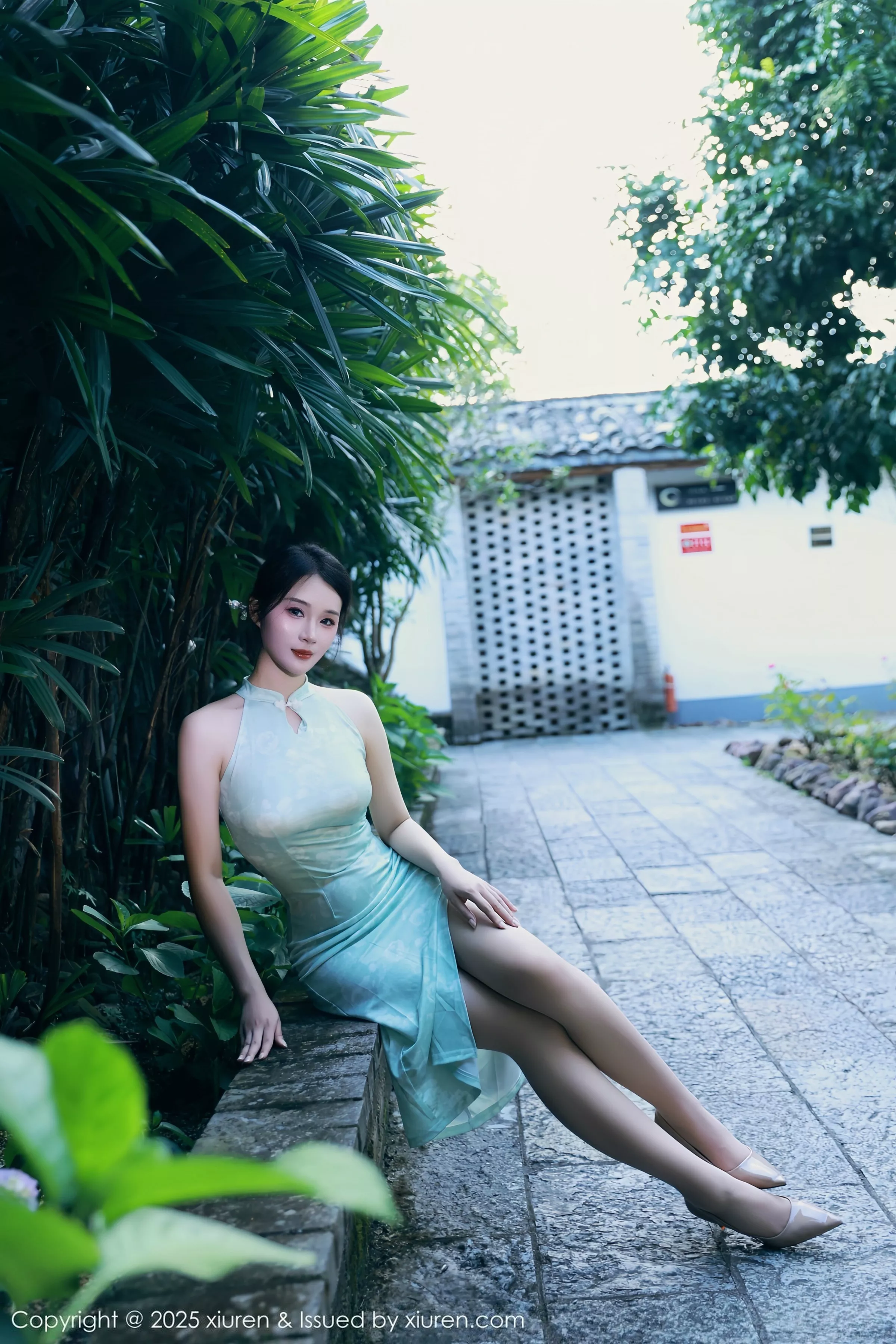 南乔性感浅绿色旗袍服饰配超薄无内肉丝秀完美身材绝美写真 第 37 张