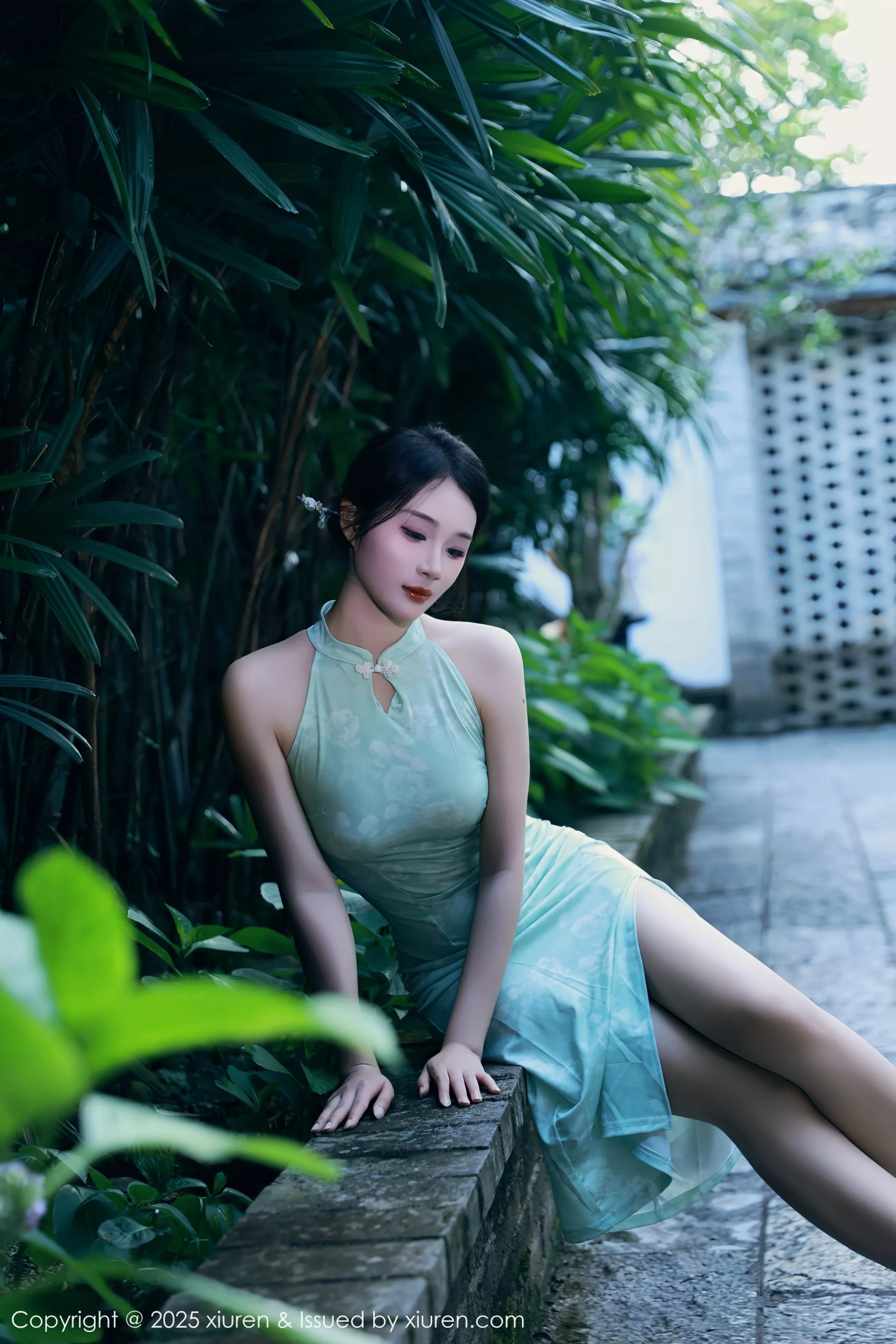 南乔性感浅绿色旗袍服饰配超薄无内肉丝秀完美身材绝美写真 第 40 张