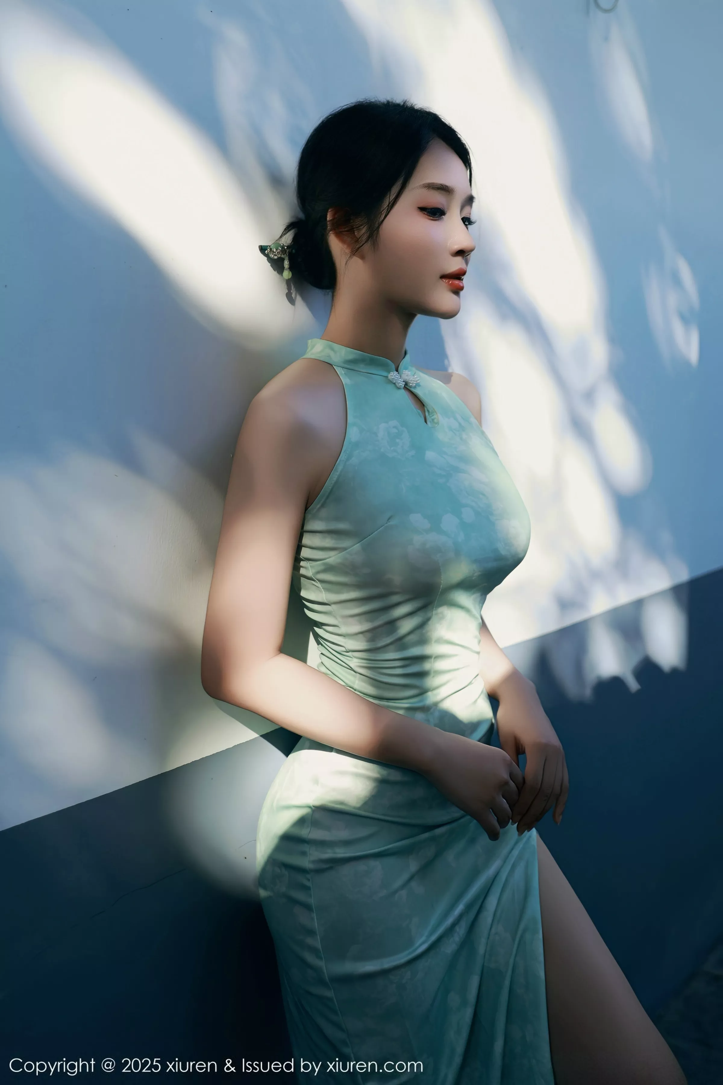 南乔性感浅绿色旗袍服饰配超薄无内肉丝秀完美身材绝美写真 第 45 张