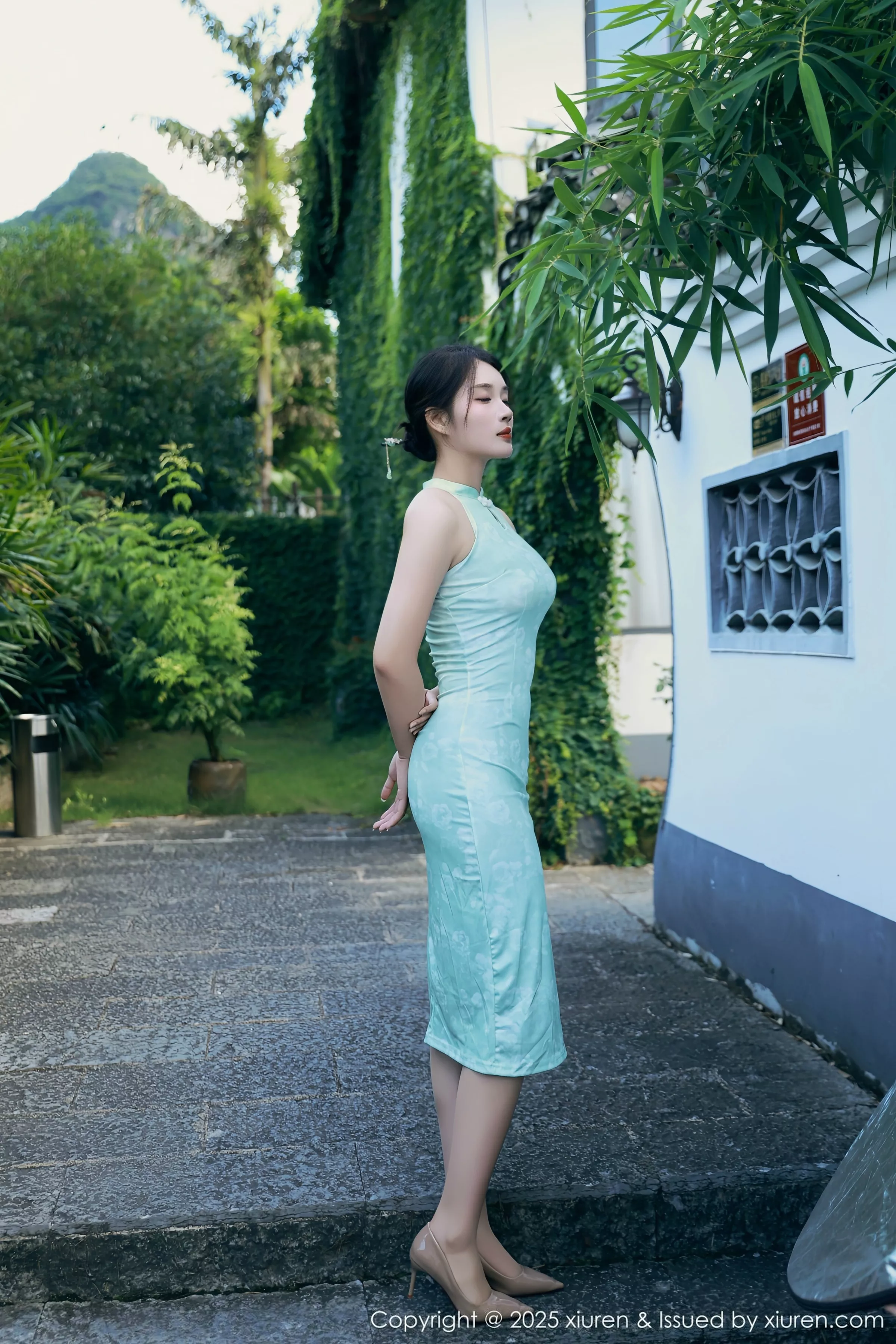 南乔性感浅绿色旗袍服饰配超薄无内肉丝秀完美身材绝美写真 第 6 张