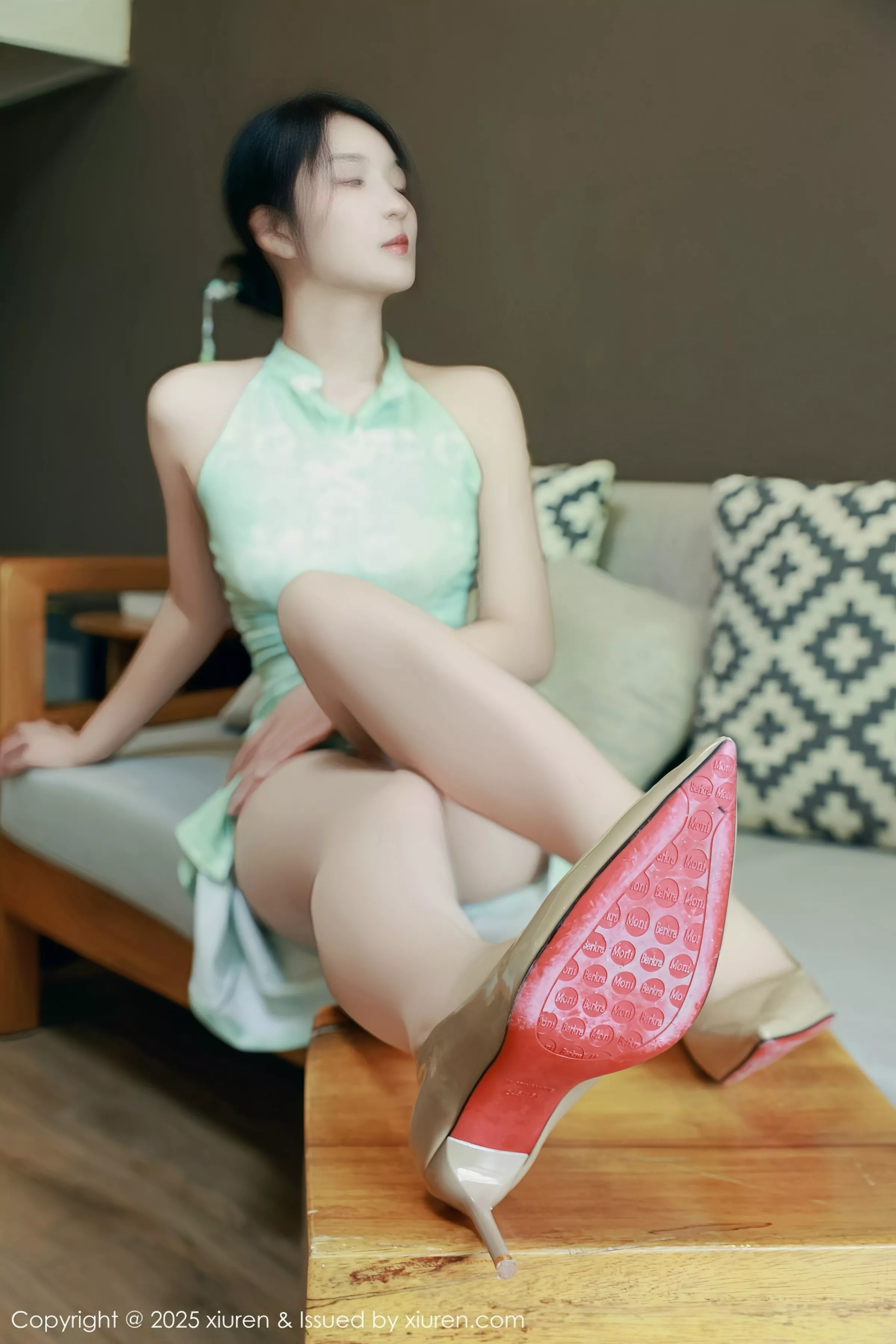 南乔性感浅绿色旗袍服饰配超薄无内肉丝秀完美身材绝美写真 第 60 张