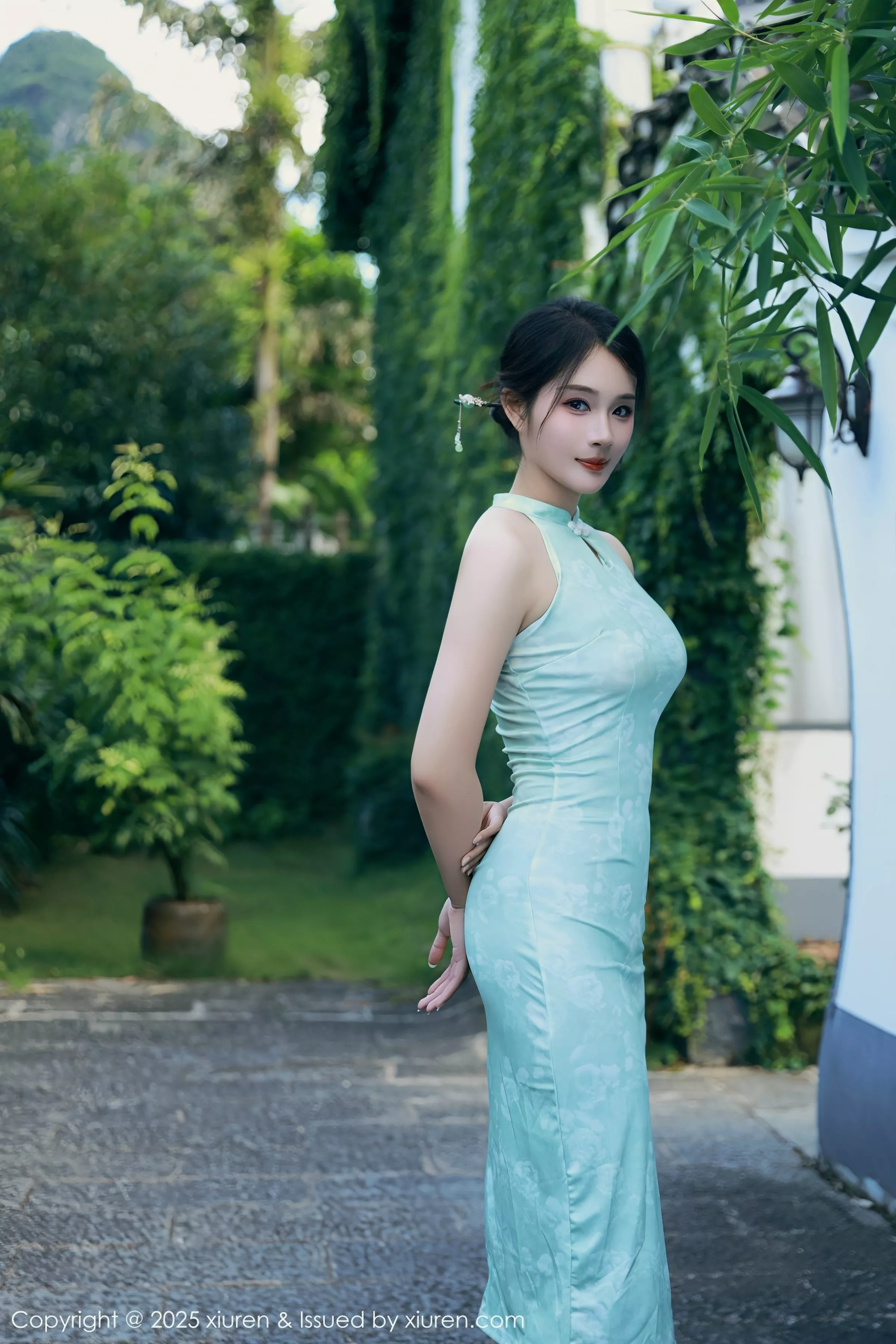 南乔性感浅绿色旗袍服饰配超薄无内肉丝秀完美身材绝美写真 第 7 张