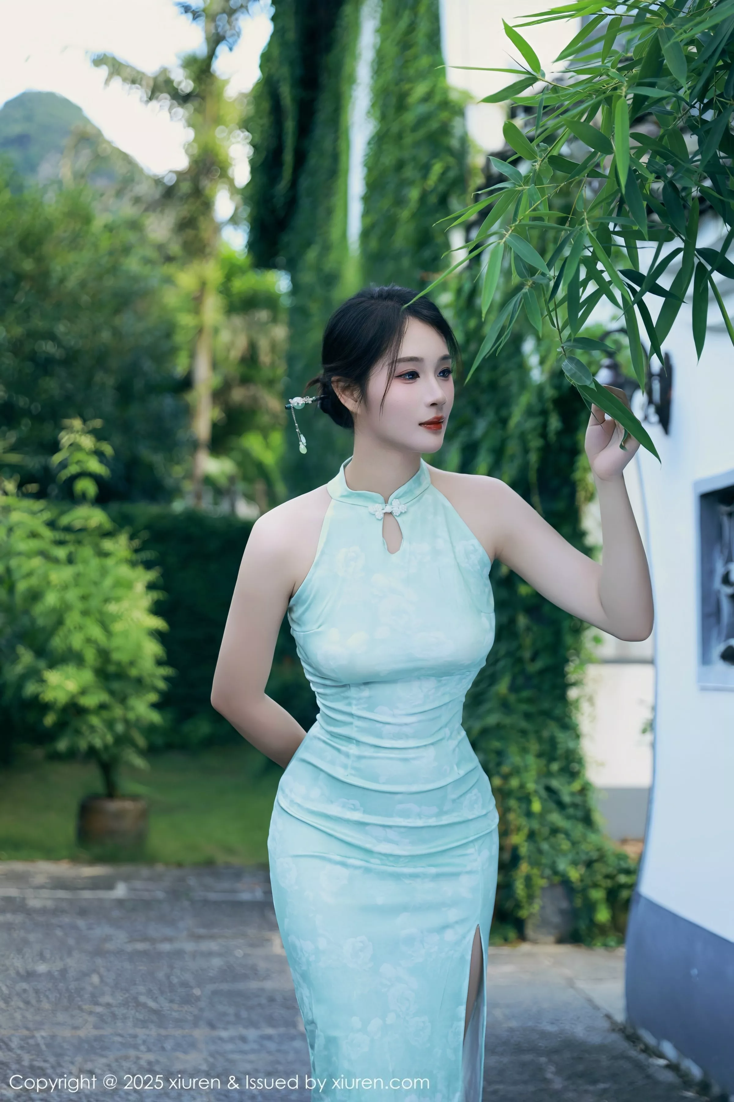 南乔性感浅绿色旗袍服饰配超薄无内肉丝秀完美身材绝美写真 第 9 张