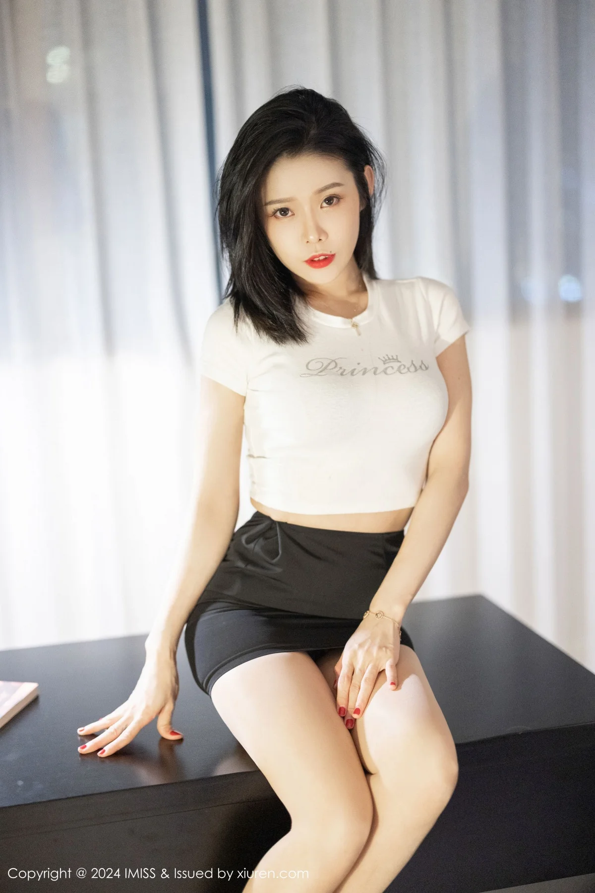 luvian本能白色短T配黑短裙露黑色内衣秀完美身材绝美写真 第 16 张