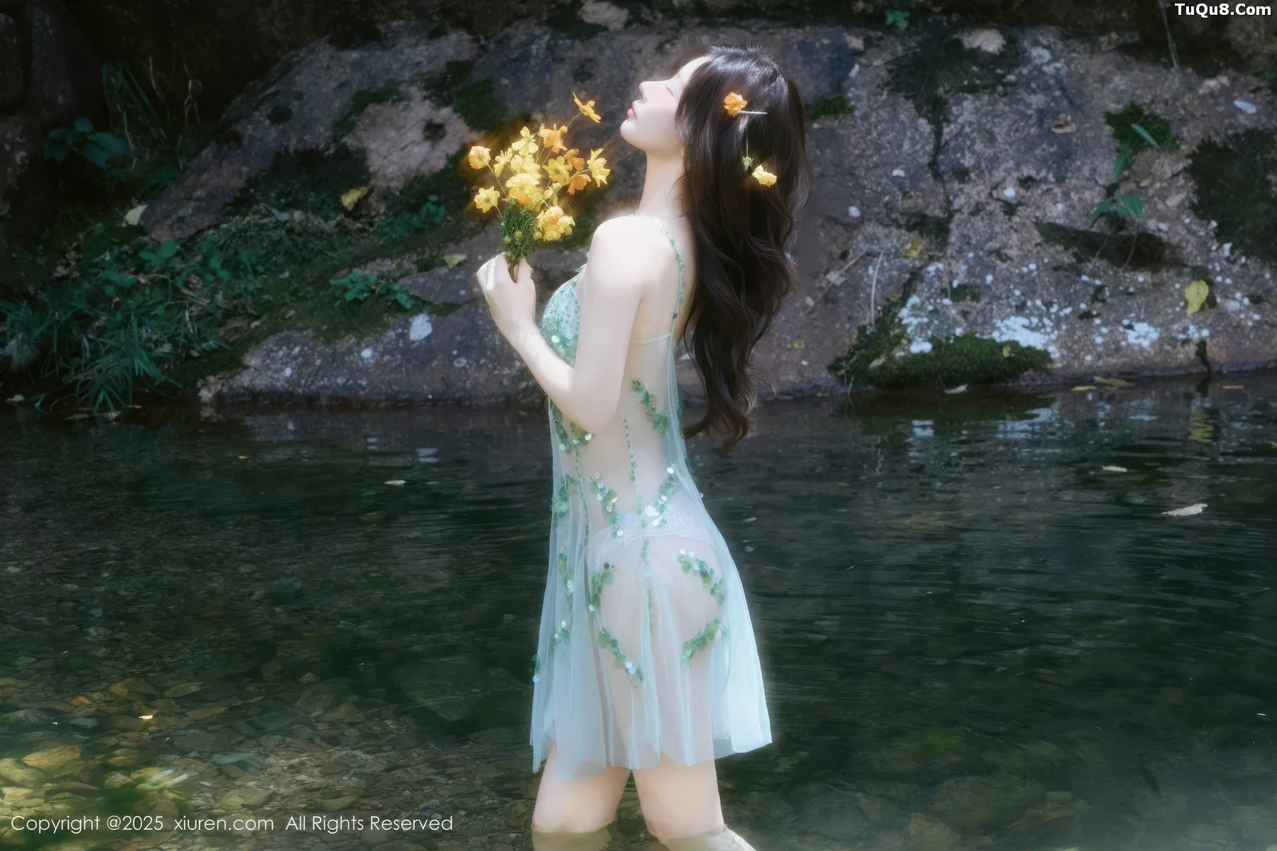 尹甜甜户外小溪性感薄纱亮片裙湿身秀丰腴身材惹火绝美写真 第 12 张