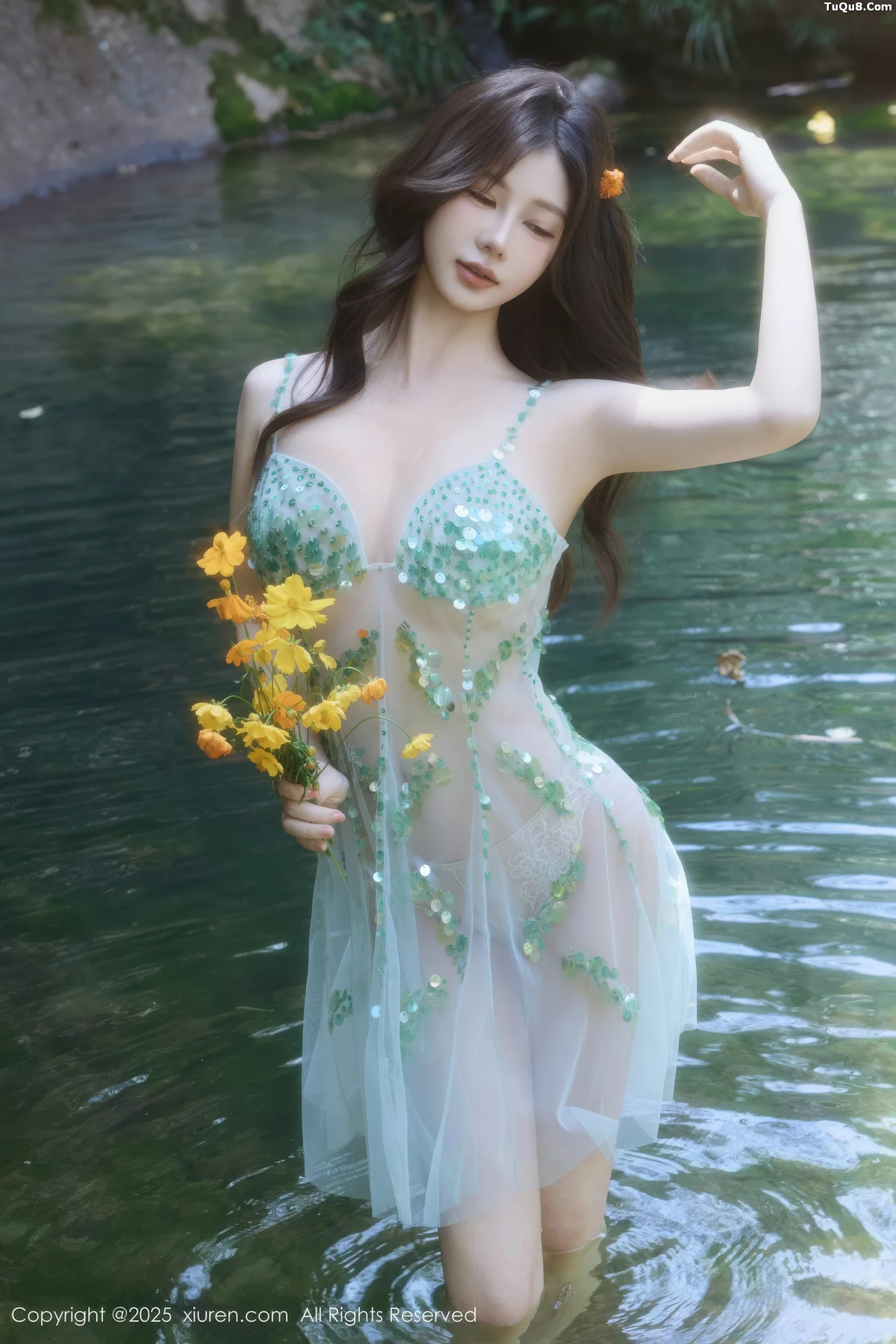 尹甜甜户外小溪性感薄纱亮片裙湿身秀丰腴身材惹火绝美写真 第 16 张