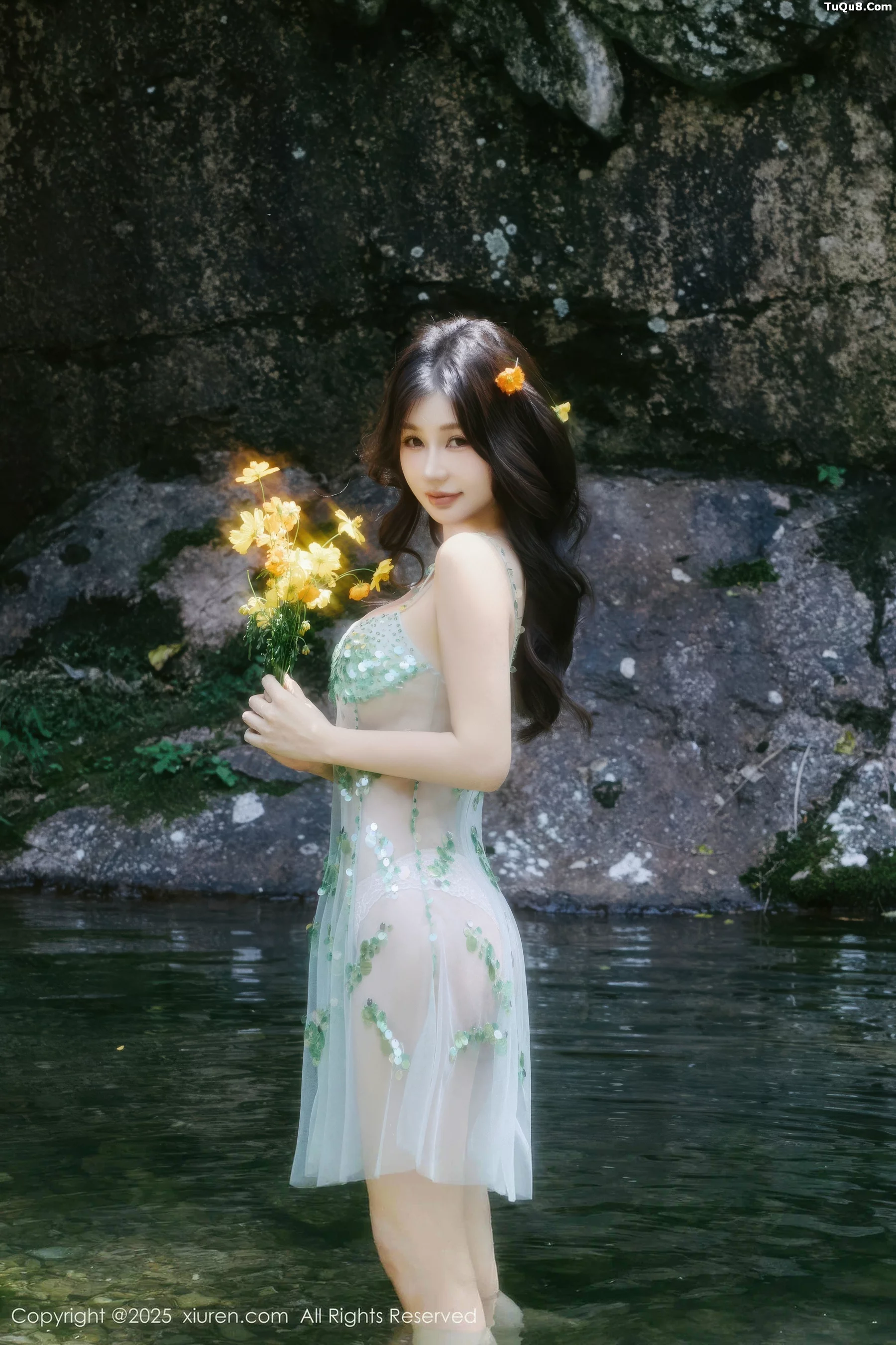 尹甜甜户外小溪性感薄纱亮片裙湿身秀丰腴身材惹火绝美写真 第 2 张