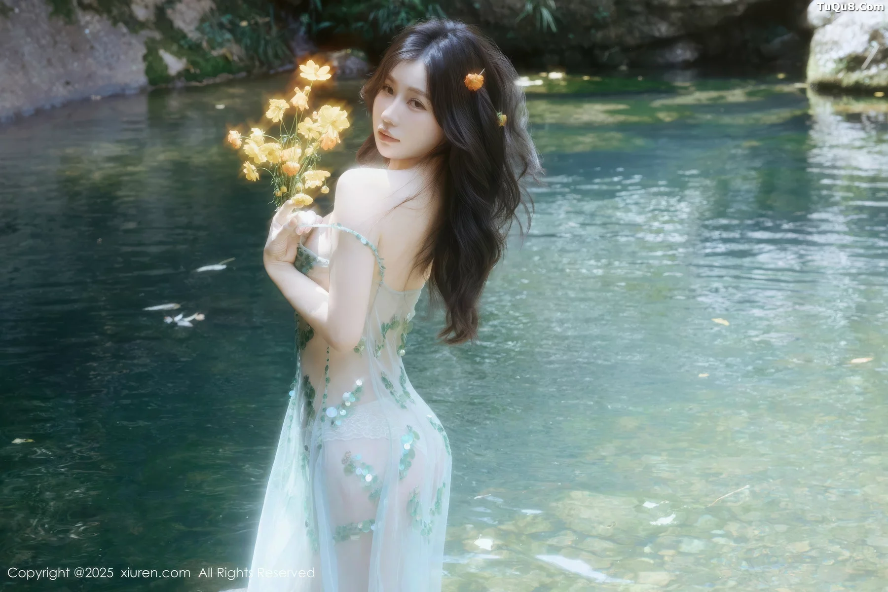 尹甜甜户外小溪性感薄纱亮片裙湿身秀丰腴身材惹火绝美写真 第 24 张