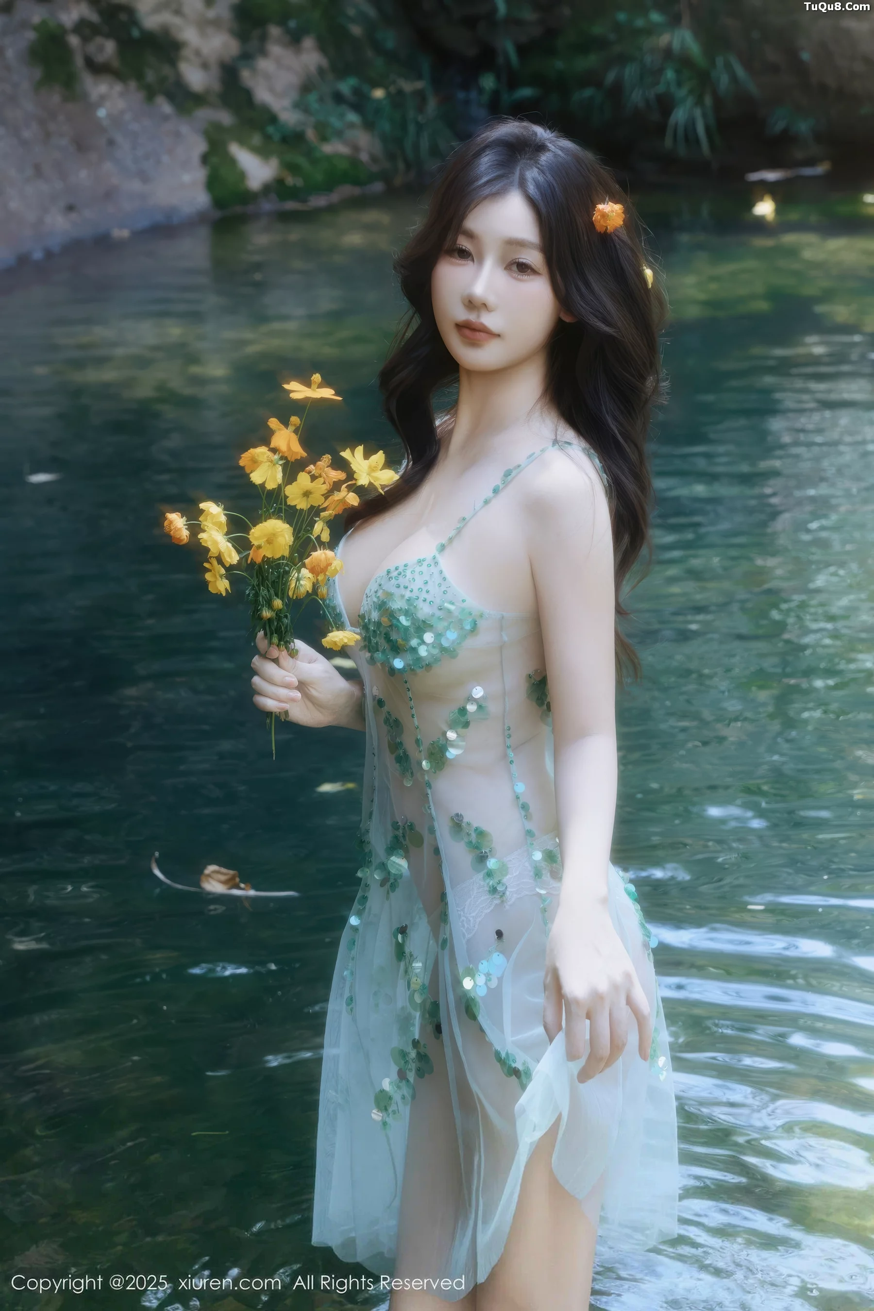 尹甜甜户外小溪性感薄纱亮片裙湿身秀丰腴身材惹火绝美写真 第 25 张