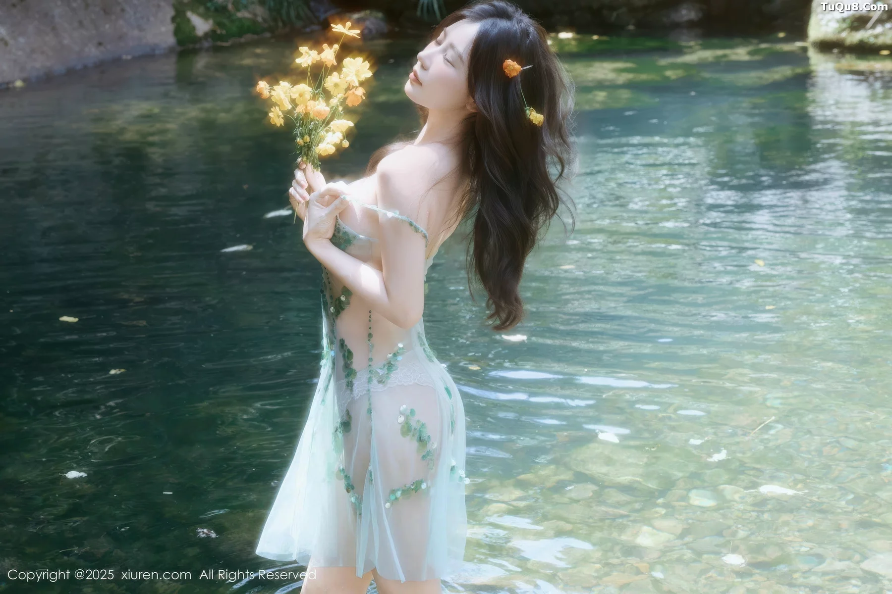 尹甜甜户外小溪性感薄纱亮片裙湿身秀丰腴身材惹火绝美写真 第 27 张