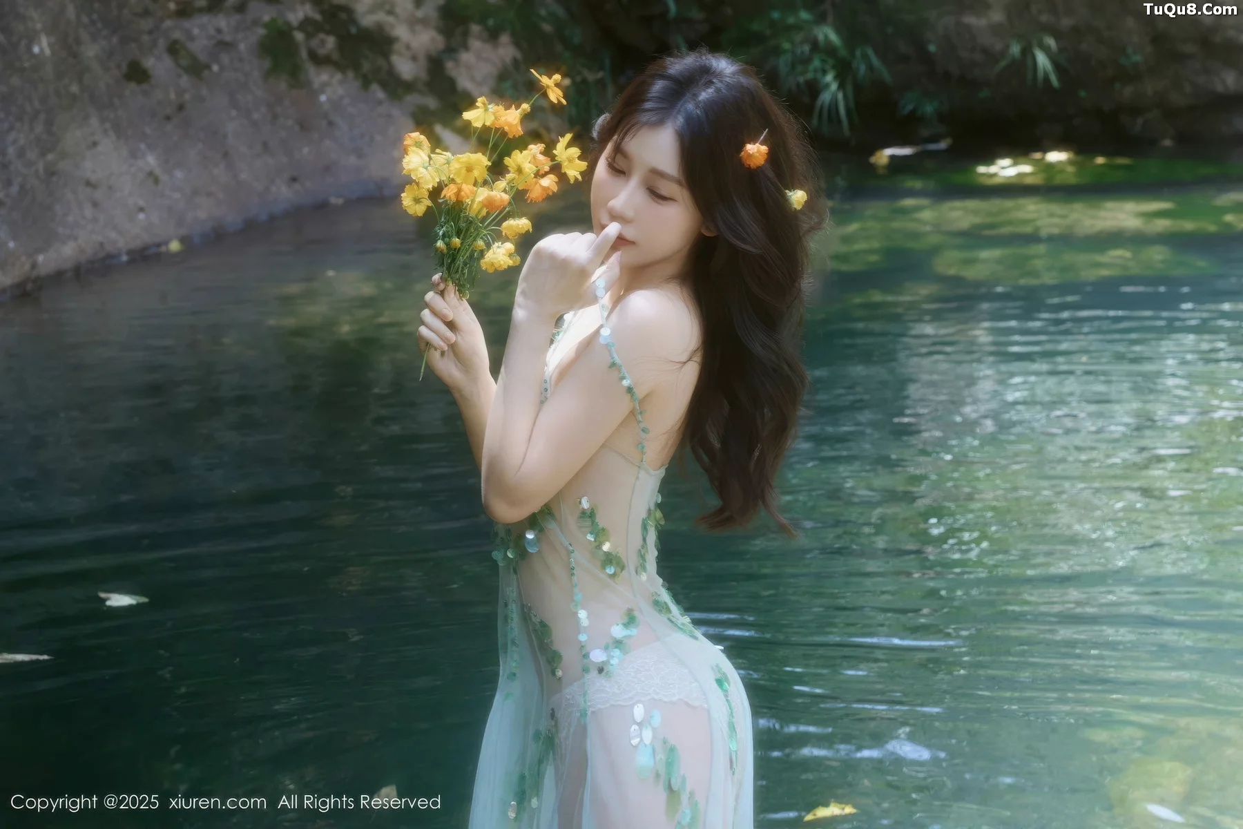 尹甜甜户外小溪性感薄纱亮片裙湿身秀丰腴身材惹火绝美写真 第 28 张