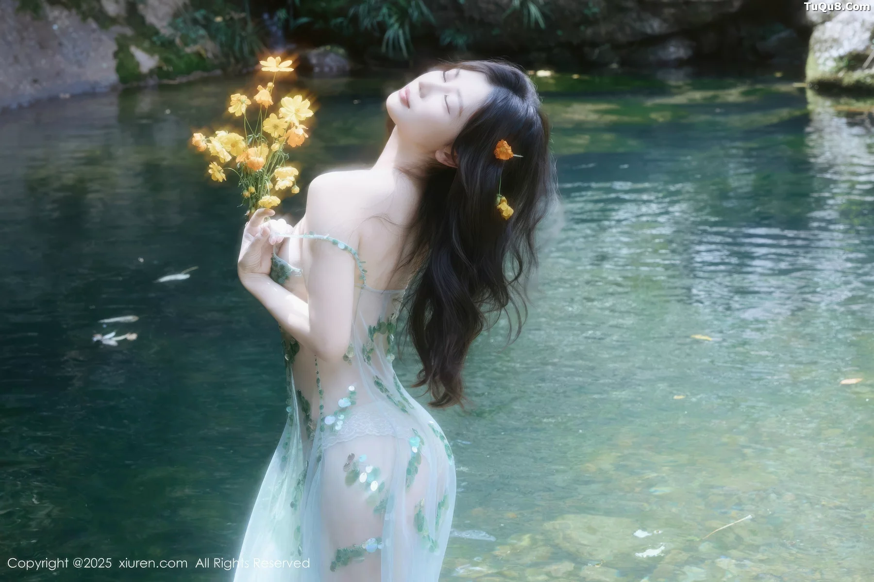 尹甜甜户外小溪性感薄纱亮片裙湿身秀丰腴身材惹火绝美写真 第 31 张