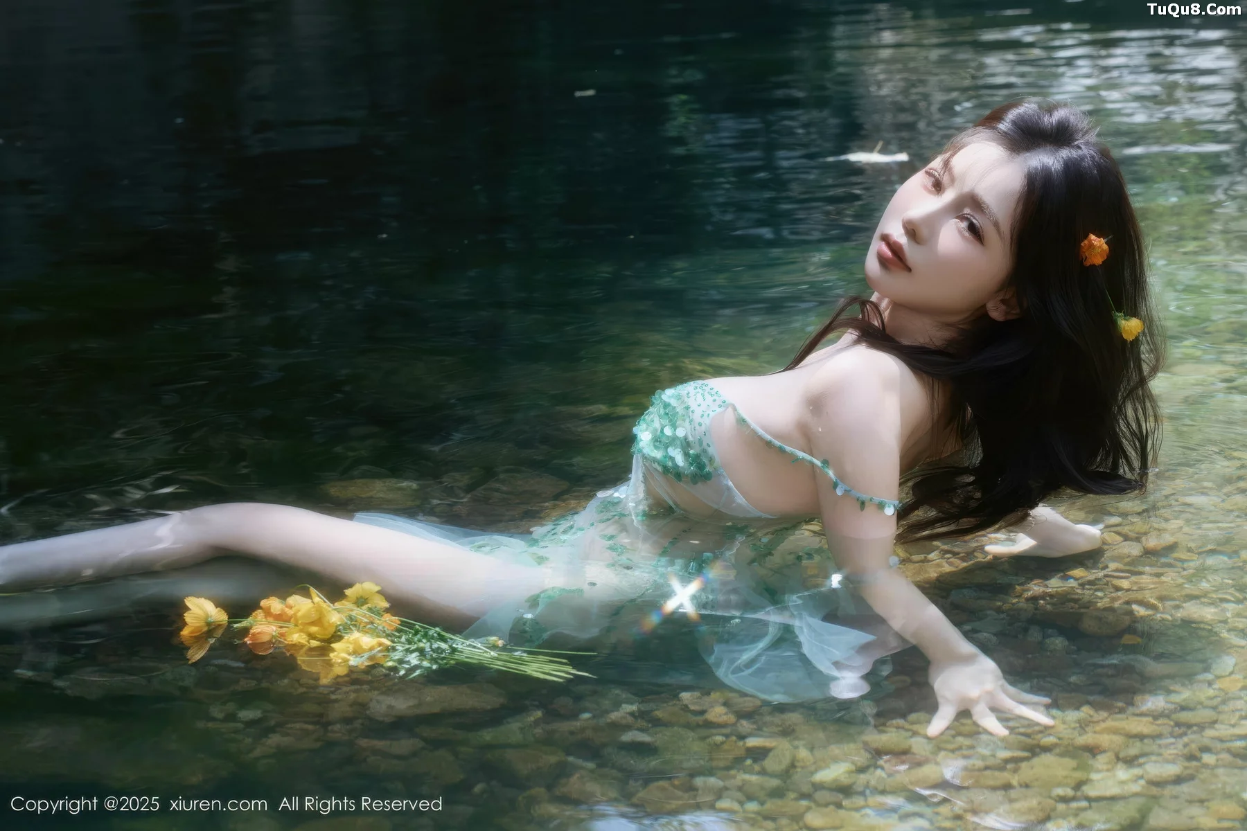 尹甜甜户外小溪性感薄纱亮片裙湿身秀丰腴身材惹火绝美写真 第 36 张
