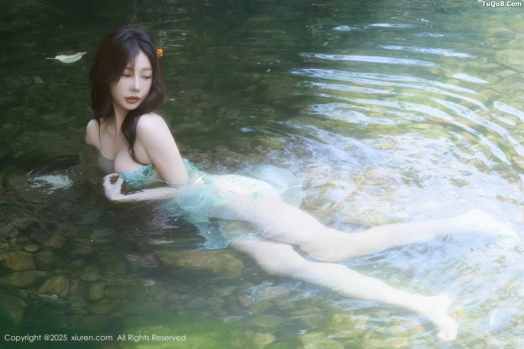 尹甜甜户外小溪性感薄纱亮片裙湿身秀丰腴身材惹火绝美写真 第 42 张