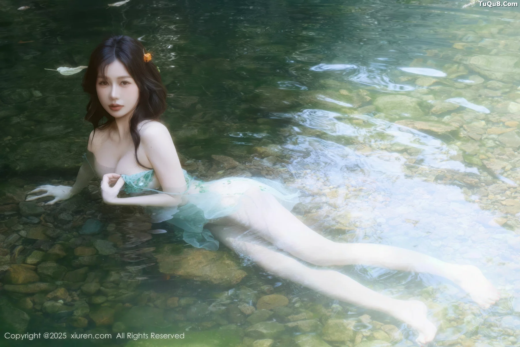 尹甜甜户外小溪性感薄纱亮片裙湿身秀丰腴身材惹火绝美写真 第 44 张