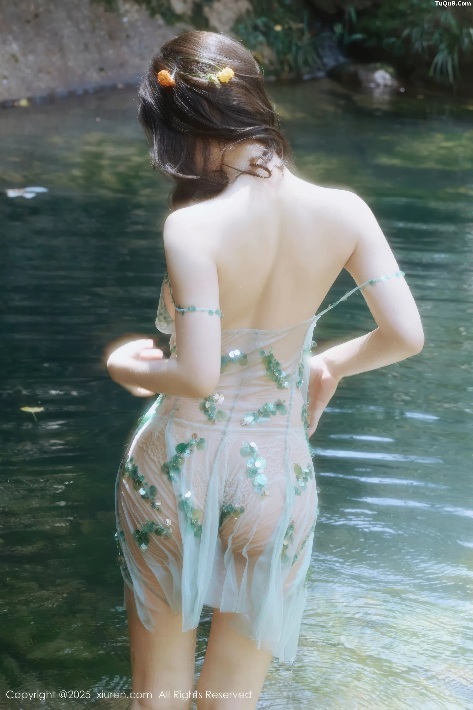尹甜甜户外小溪性感薄纱亮片裙湿身秀丰腴身材惹火绝美写真 第 48 张